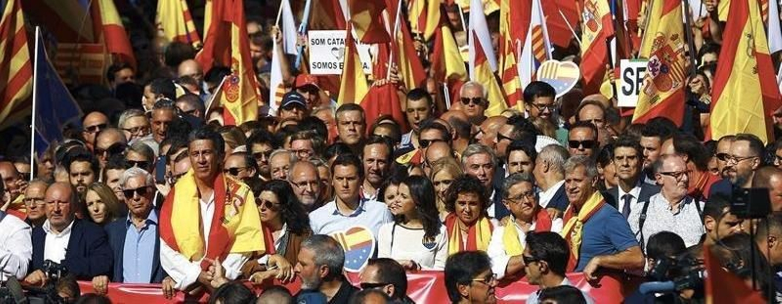 Cabecera de la la manifestación convocada por Societat Civil Catalana hoy en Barcelona en defensa de la unidad de España