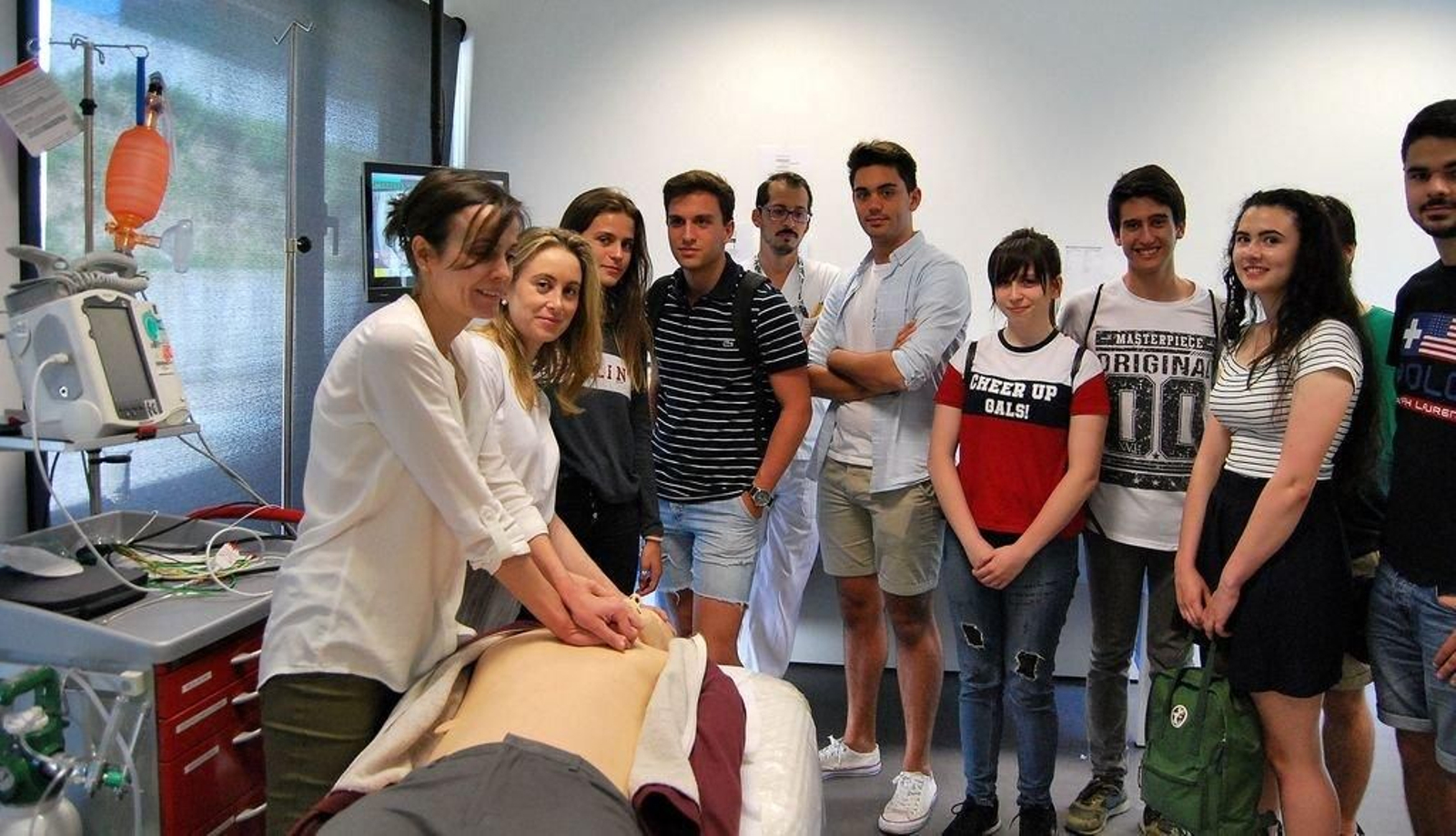 Médicos y enfermeras enseñaron a los alumnos las técnicas de  reanimación cardiopulmonar.