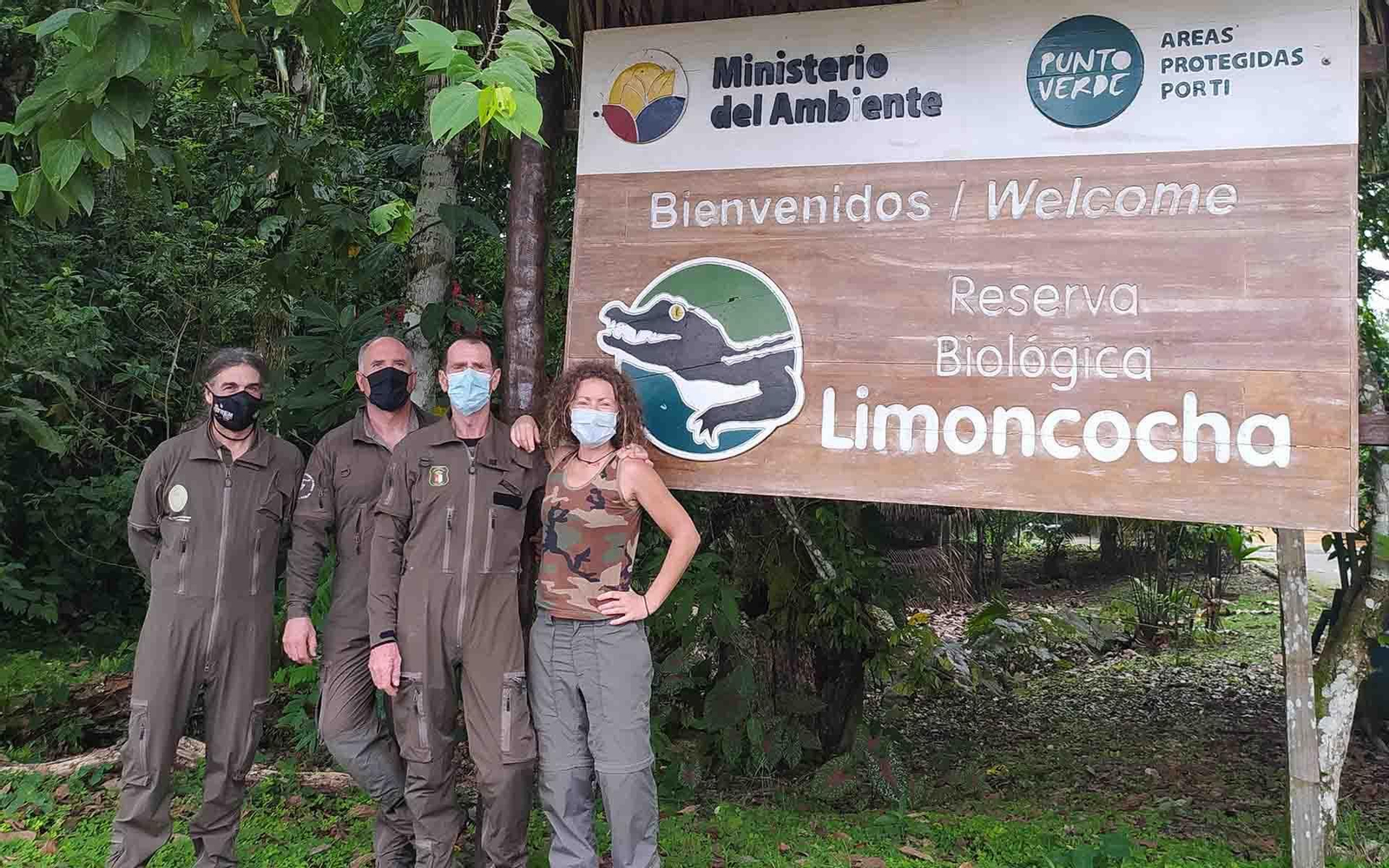 De izda a dcha: Oskar Etxeberria, Víctor García, José Manuel Navarro y Ruth Muñiz (directora científica del programa de conservación del águila harpía en Ecuador)