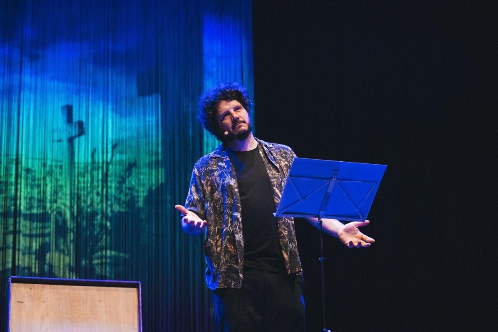 Touriñán, perante unha das actuacións no teatro.