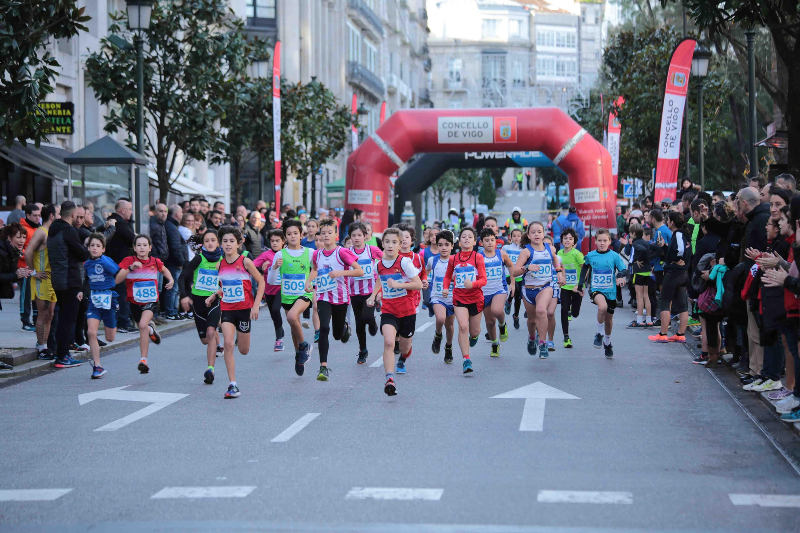 Los atletas de la carrera alevín cubren los primeros metros de la carrera que disputaron ayer en el entorno de                                            Praza de Compostela.