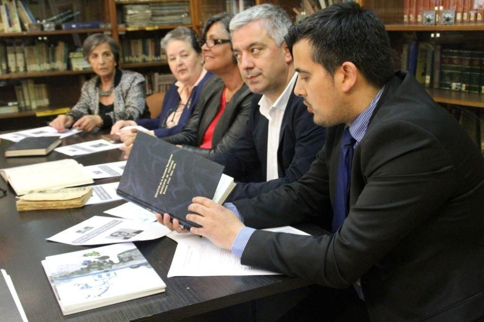 Vaqueiro, García, la alcaldesa, Rosalía Otero y Giráldez.