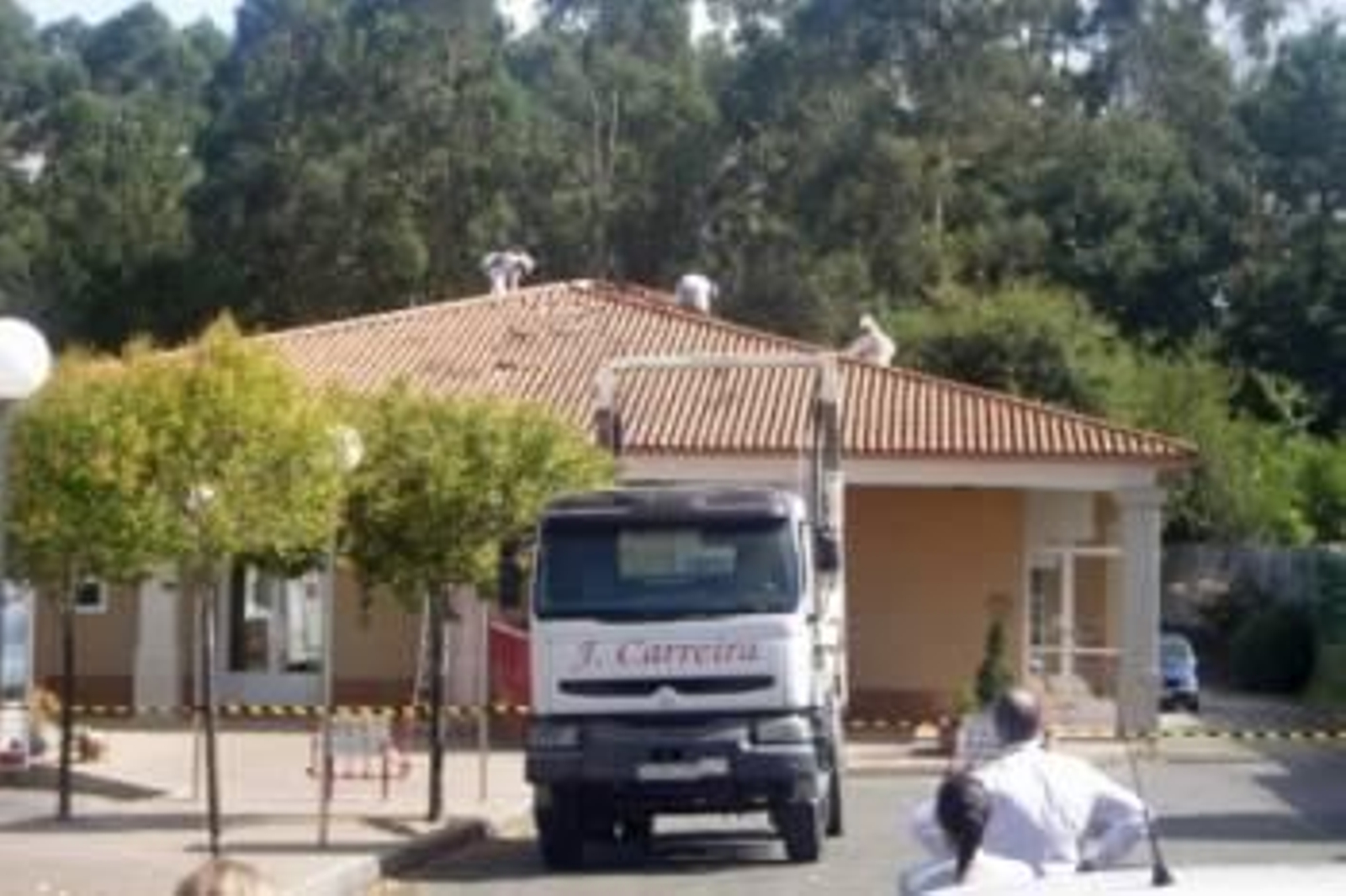 El derribo se realizará de forma paulatina por el amianto. Foto: L.M.