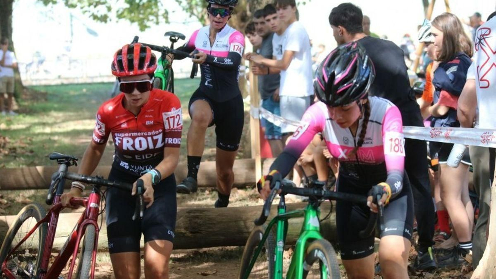 La porriñesa Aroa Otero (i), con la ganadora, Lorena Patiño.
