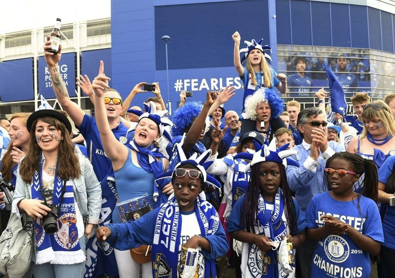 Aficionados del Leicester, ayer a las puertas del King Power Stadium.