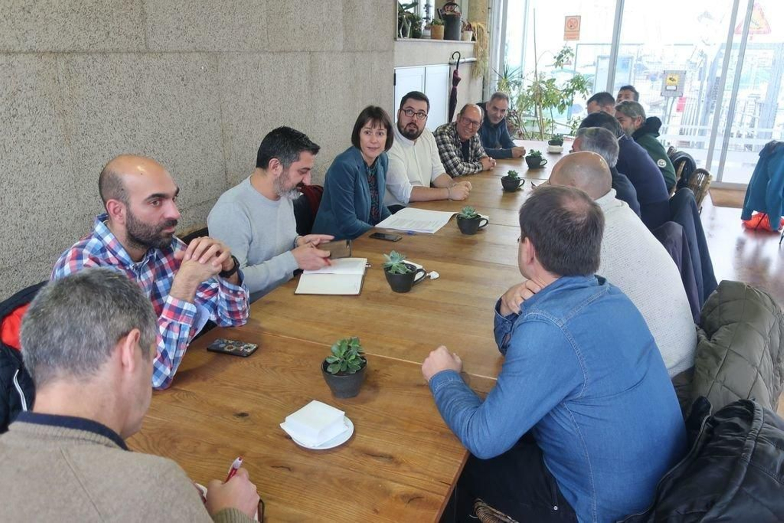 Sindicatos y comité de Barreras, ayer con la portavoz del BNG, Ana Pontón.