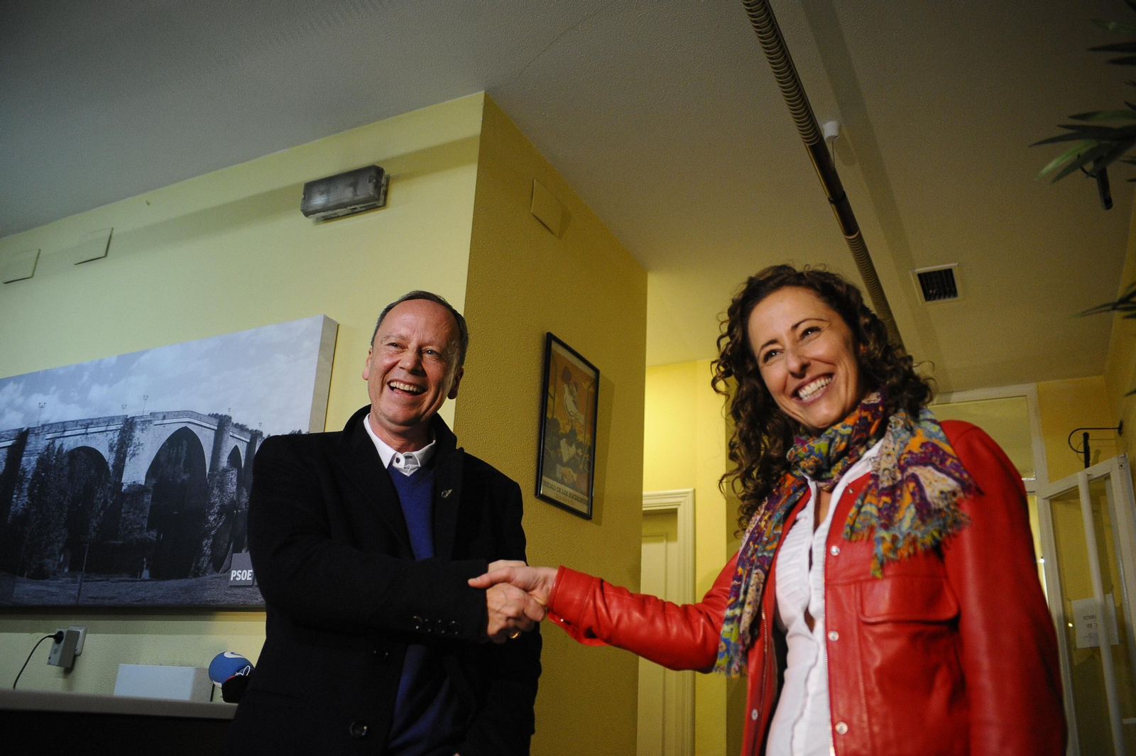 Rafael Villarino y Noela Blanco se saludan tras conocer los resultados.