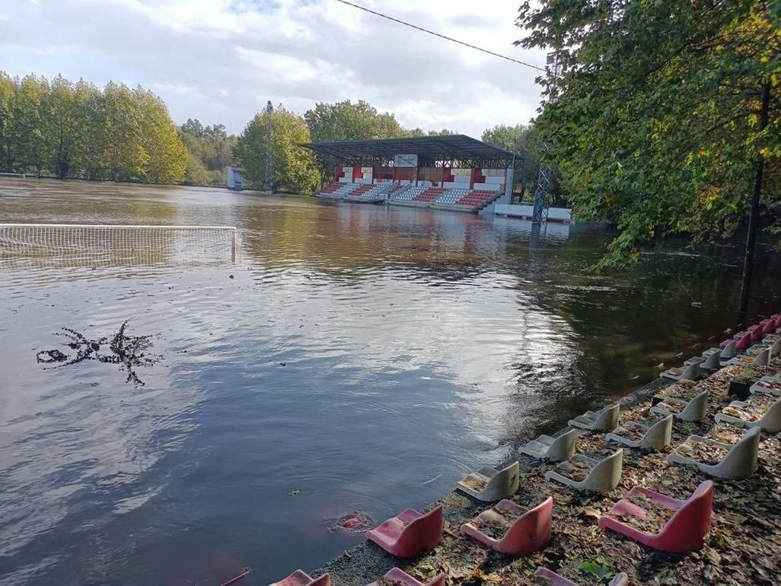 El campo de fútbol municipal de Pardellas, en Ponteareas, convertido en un  lago, totalmente anegado por la crecida del río Tea.