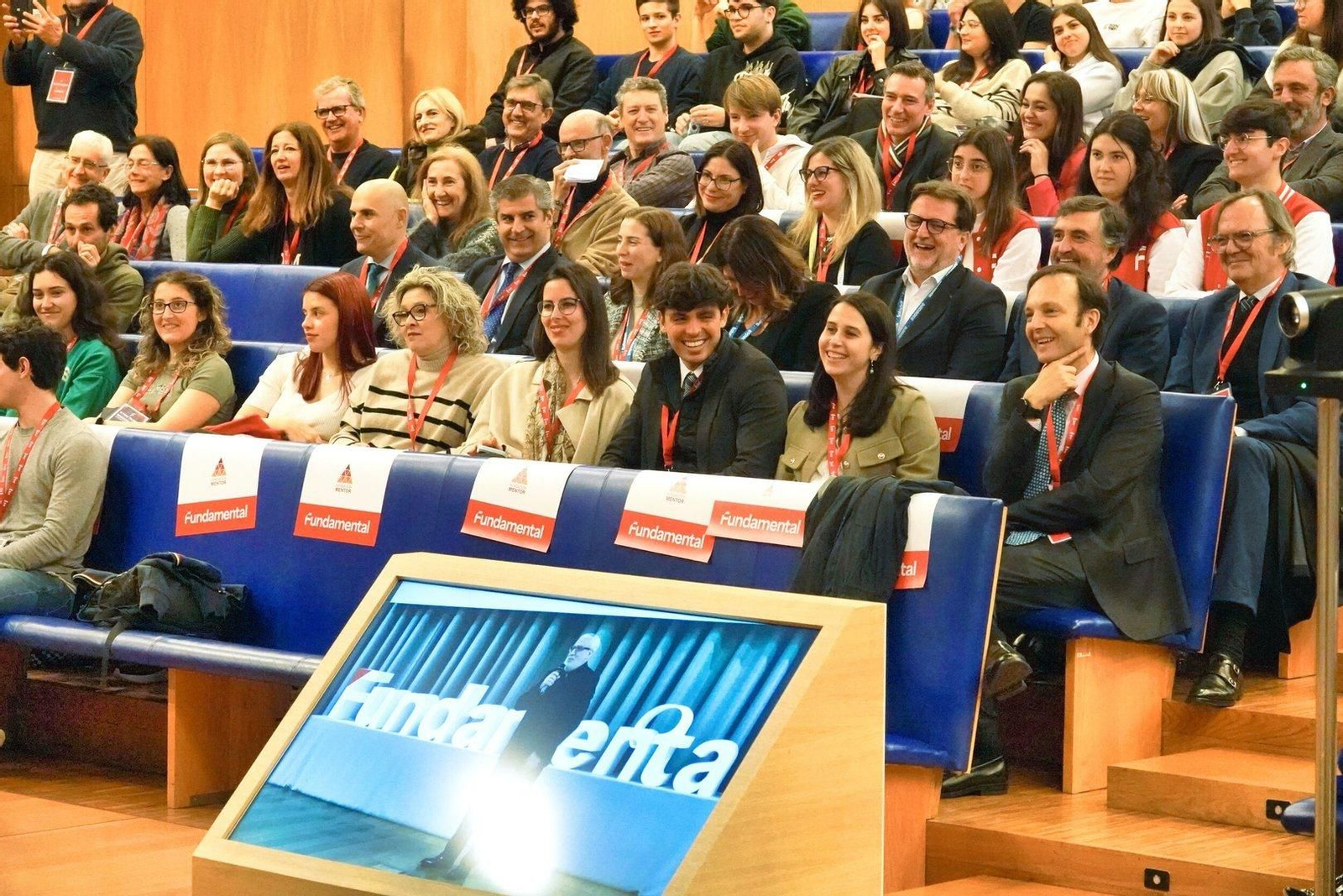 Asistentes en la charla de Leo Harlem en la feria empresarial en la facultad de económicas de la UVigo.