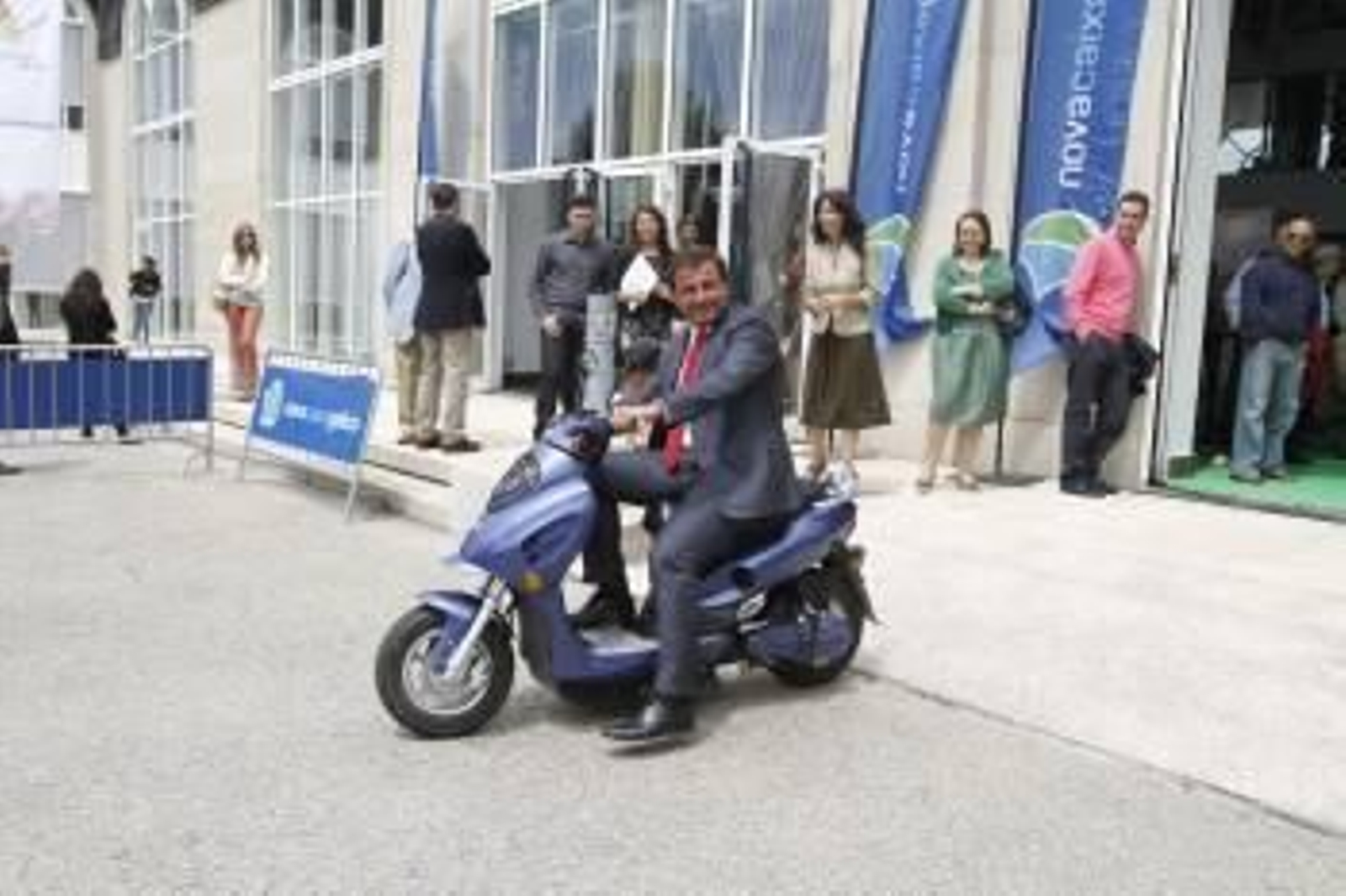Javier Guerra probando una moto eléctrica.