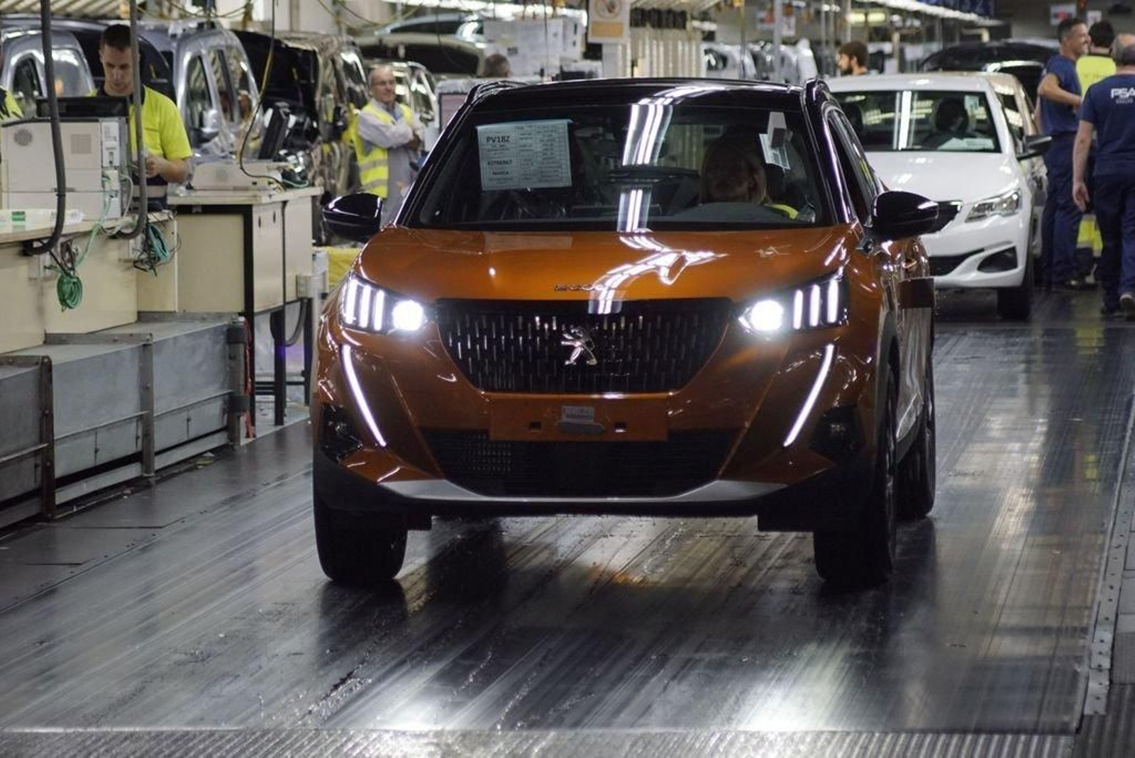 El nuevo Peugeot 2008 que se fabrica en PSA Vigo ya está en los concesionarios y tendrá versión eléctrica.