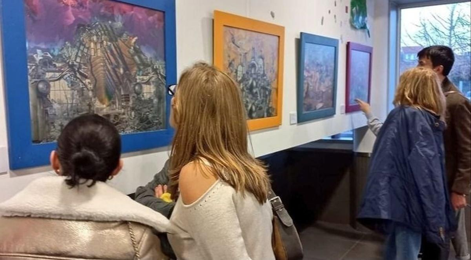 Los seis artistas del Colectivo Ondas presentaron obra en el centro de Apamp en Navia.