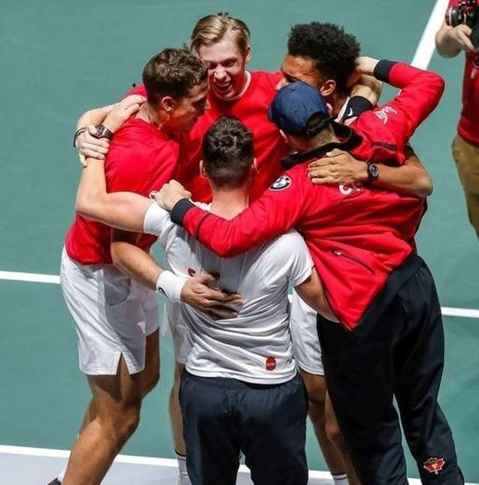 El equipo canadiense celebra el triunfo en Madrid