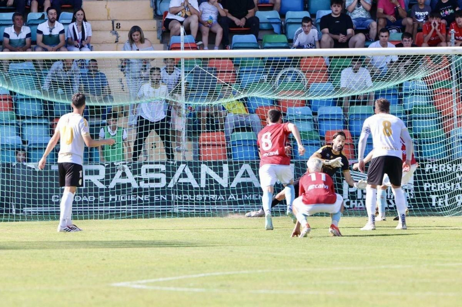 El Gran Peña pudo igualar la eliminatoria antes del descanso con el penalti fallado por Óscar Gil.