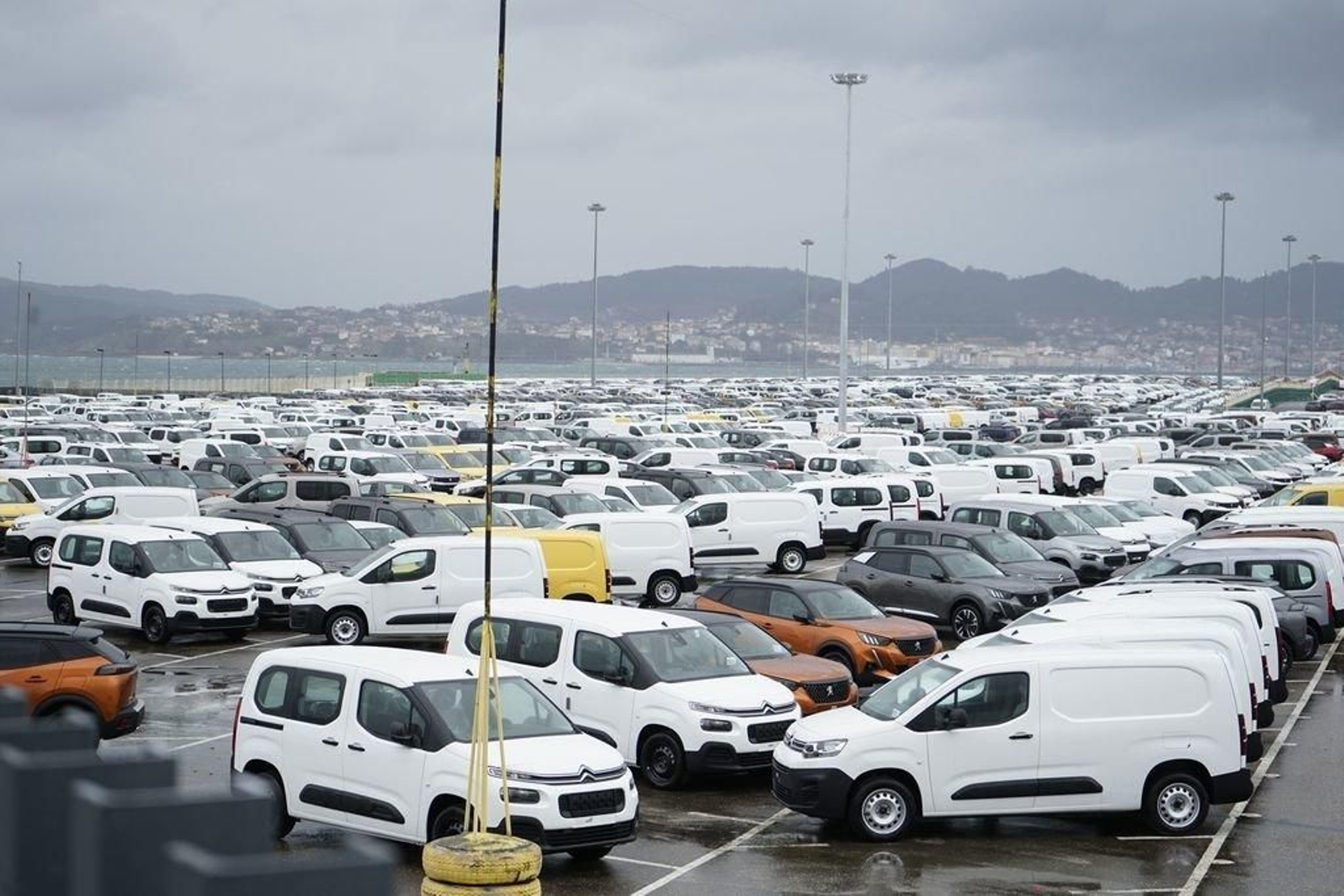 Así se encontraba ayer la plataforma de Bouzas, llena de coches en este caso para exportación de la fábrica de PSA.