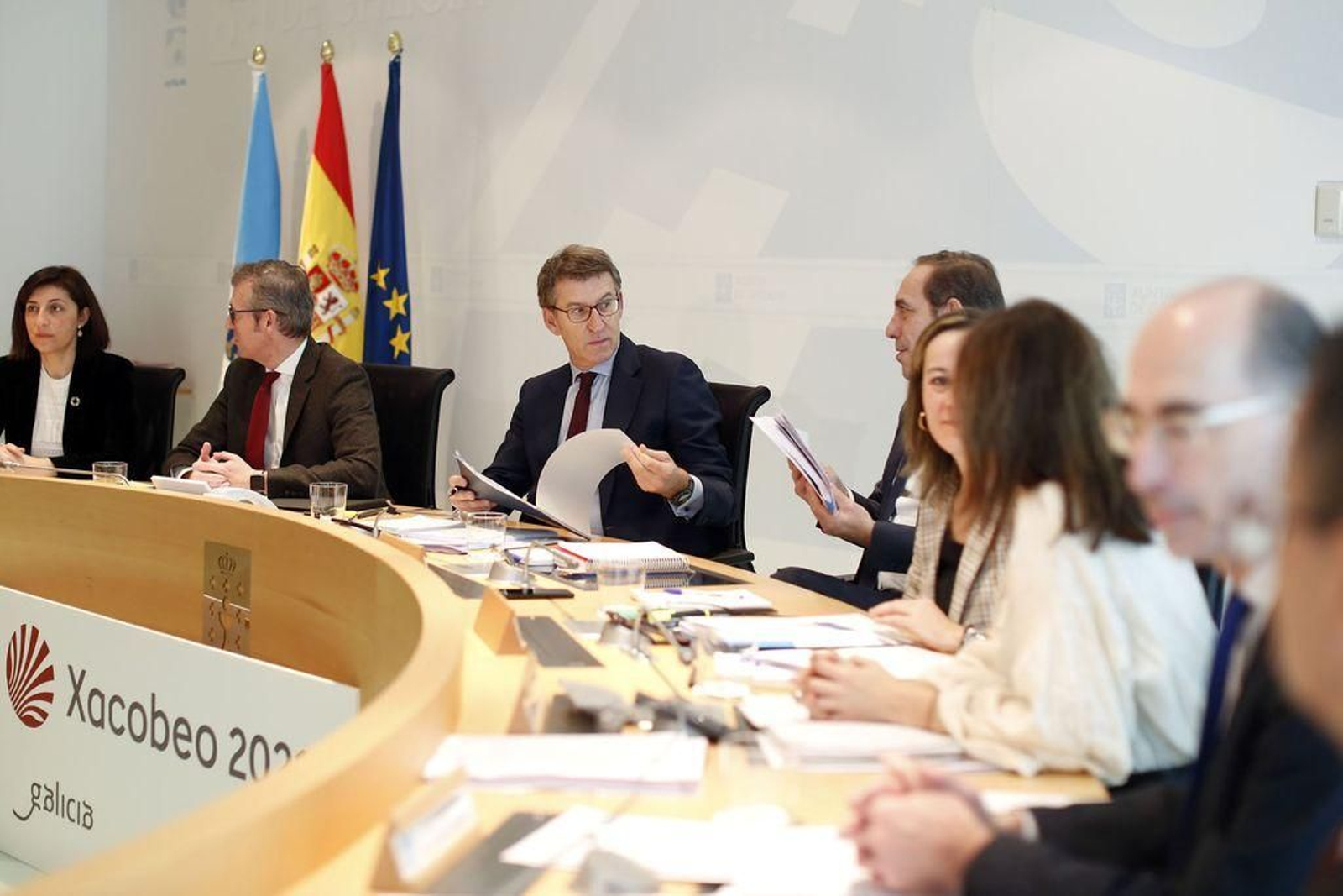 Núñez Feijóo, con miembros de su Gobierno, durante la reunión del Consello.