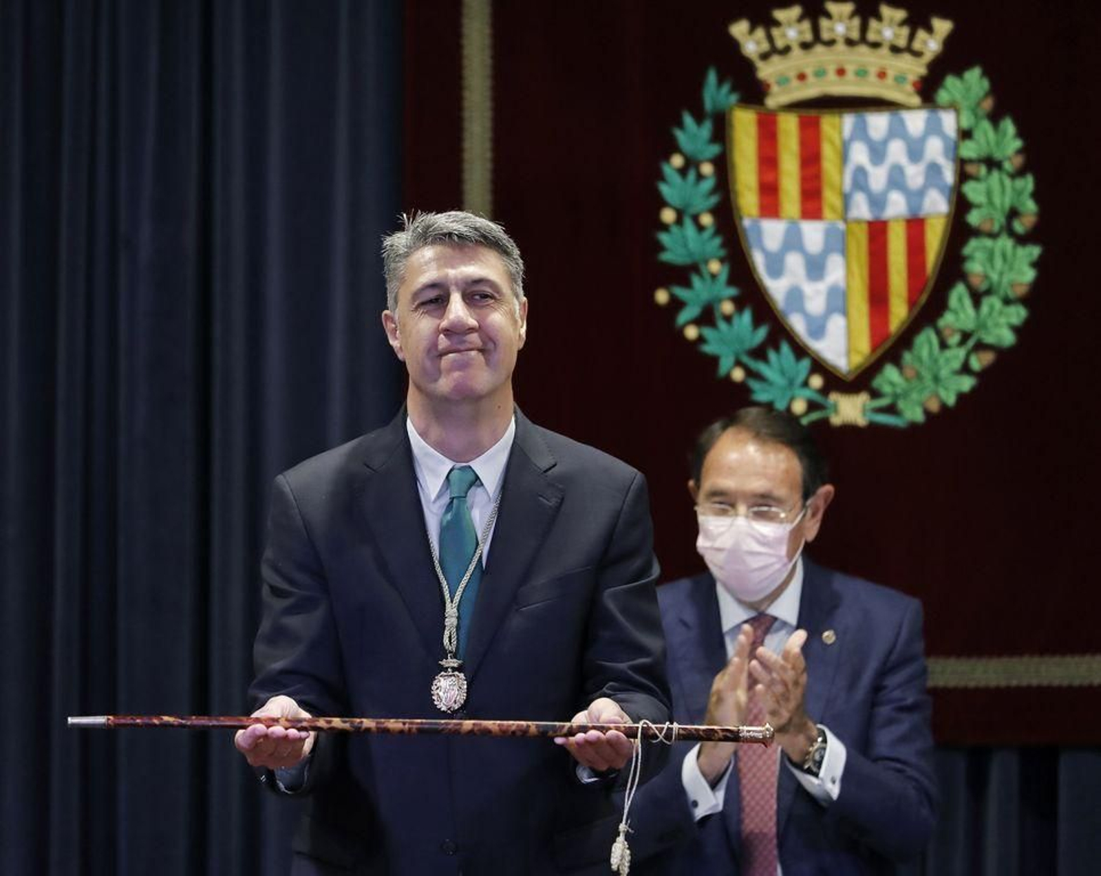 García Albiol, con el bastón de mando de Badalona.