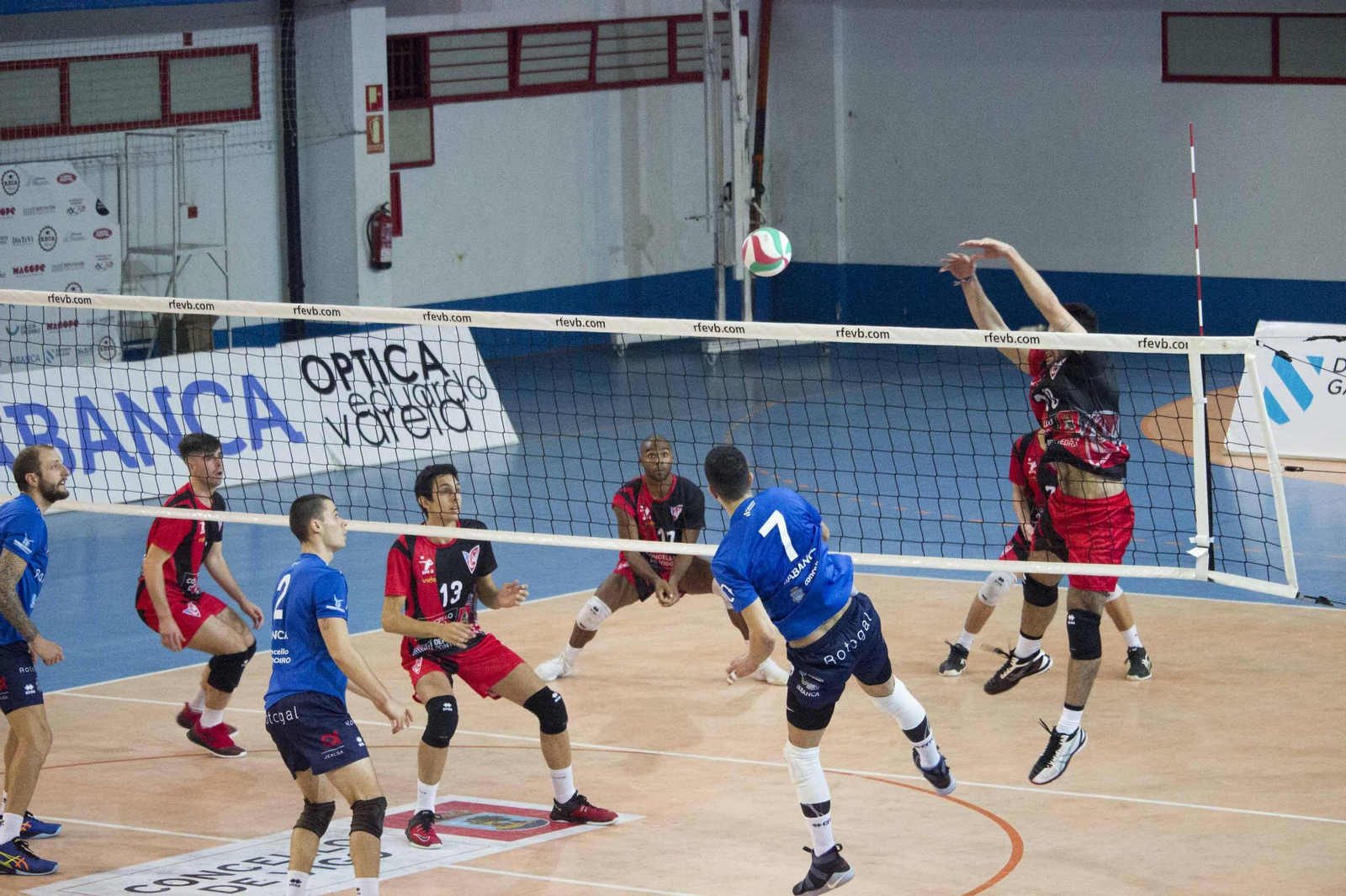 Un momento del partido disputado ayer en el pabellón de Coia.