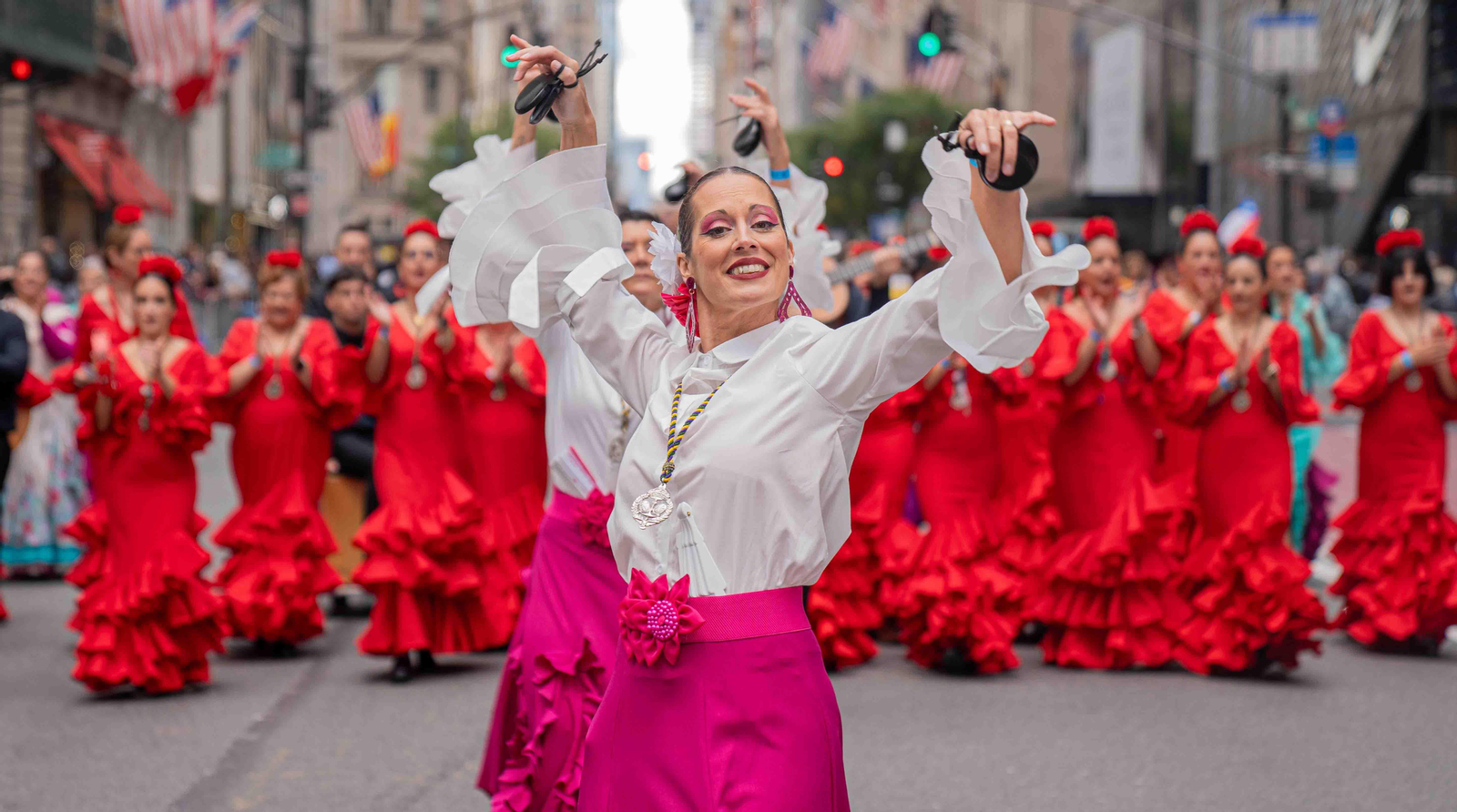 Artistas en representación de la cultura española participan en el desfile del Día de la Hispanidad  en la Quinta Avenida de Nueva York (EE.UU.). EFE/ Ángel Colmenares