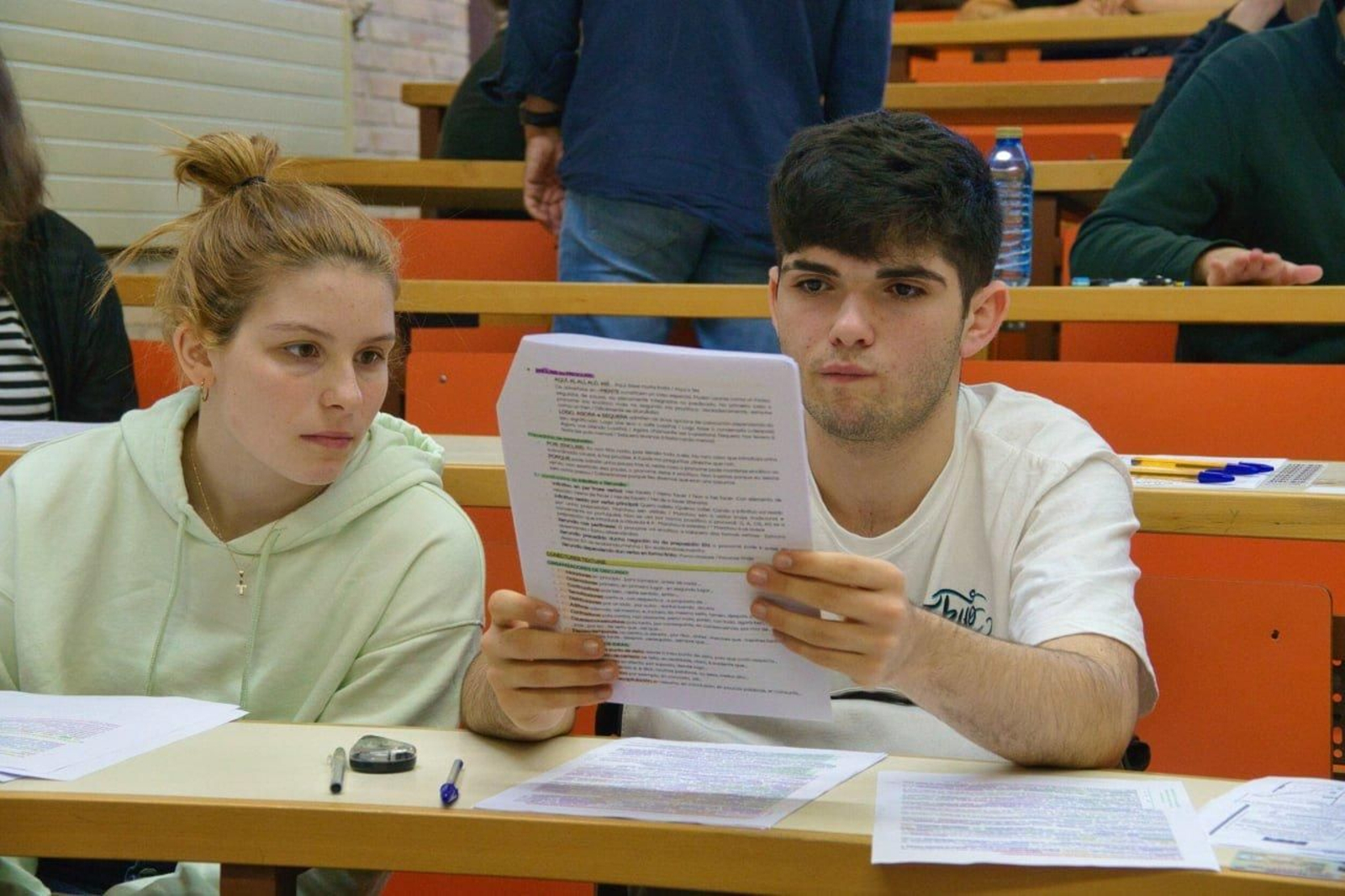 Último vistazo a los apuntes antes de empezar.