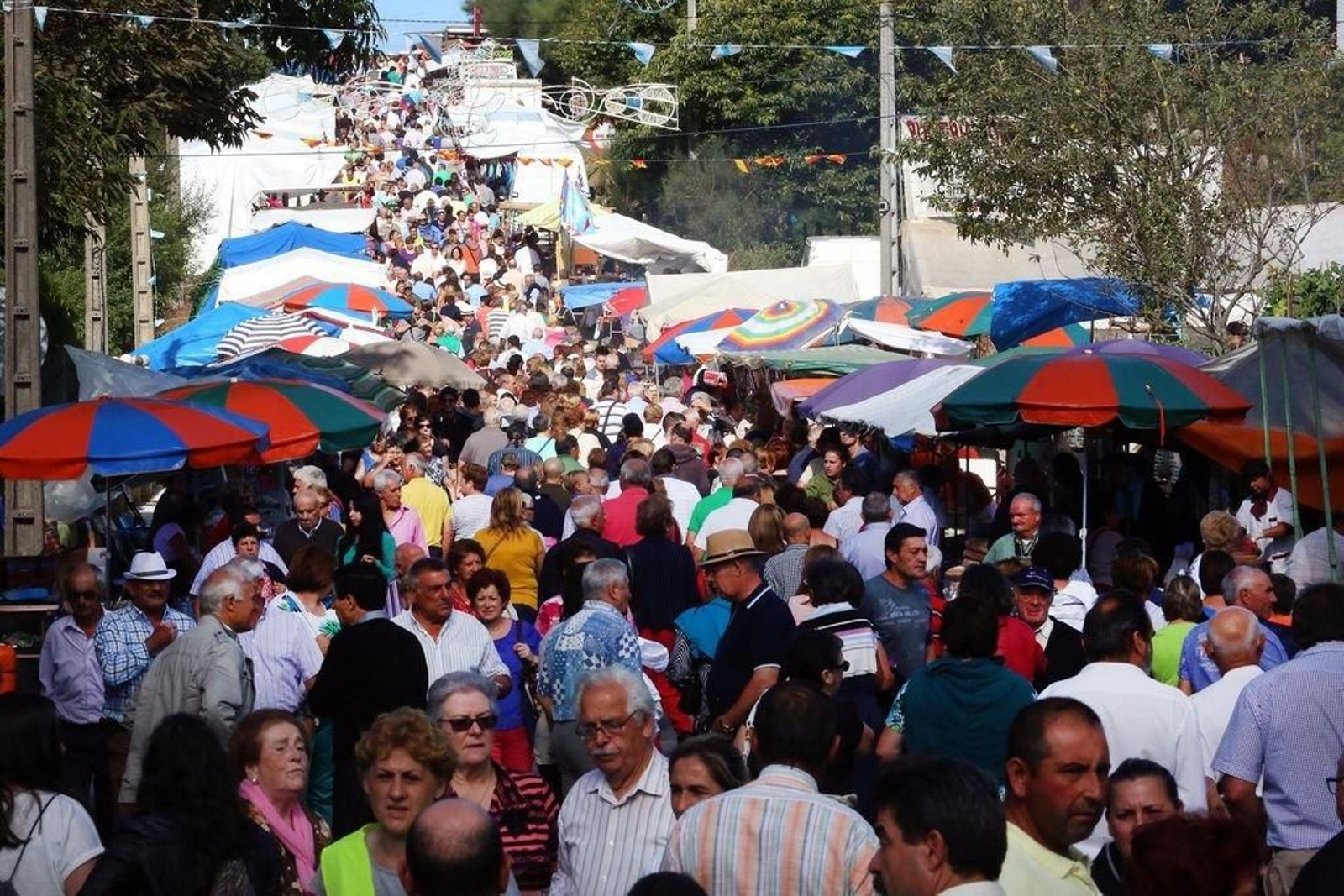 Vehículos y miles de romeros acceden al santuario por distintos viales provinciales.