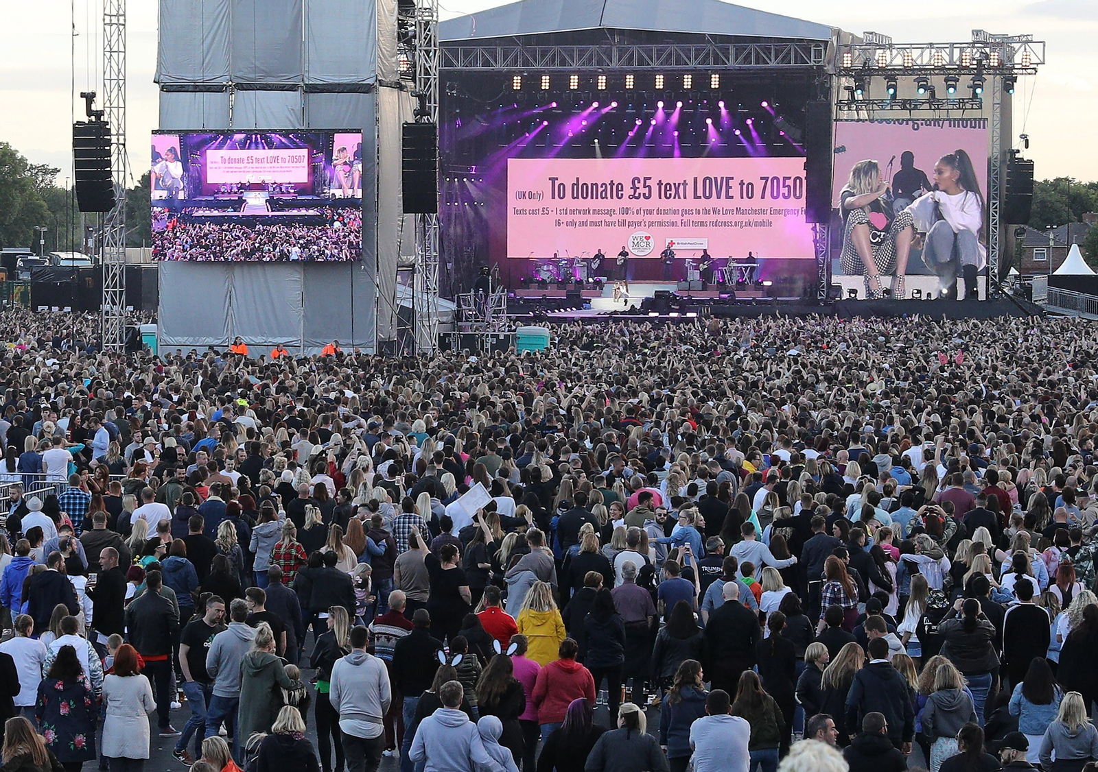 Un momento del concierto con Ariana Grande y Miley Cyrus en el escenario.