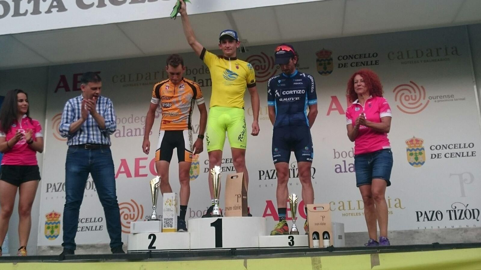 El sudafricano del Rías Baixas Willem Jakobus Smit celebra su victoria en lo más alto del podio.