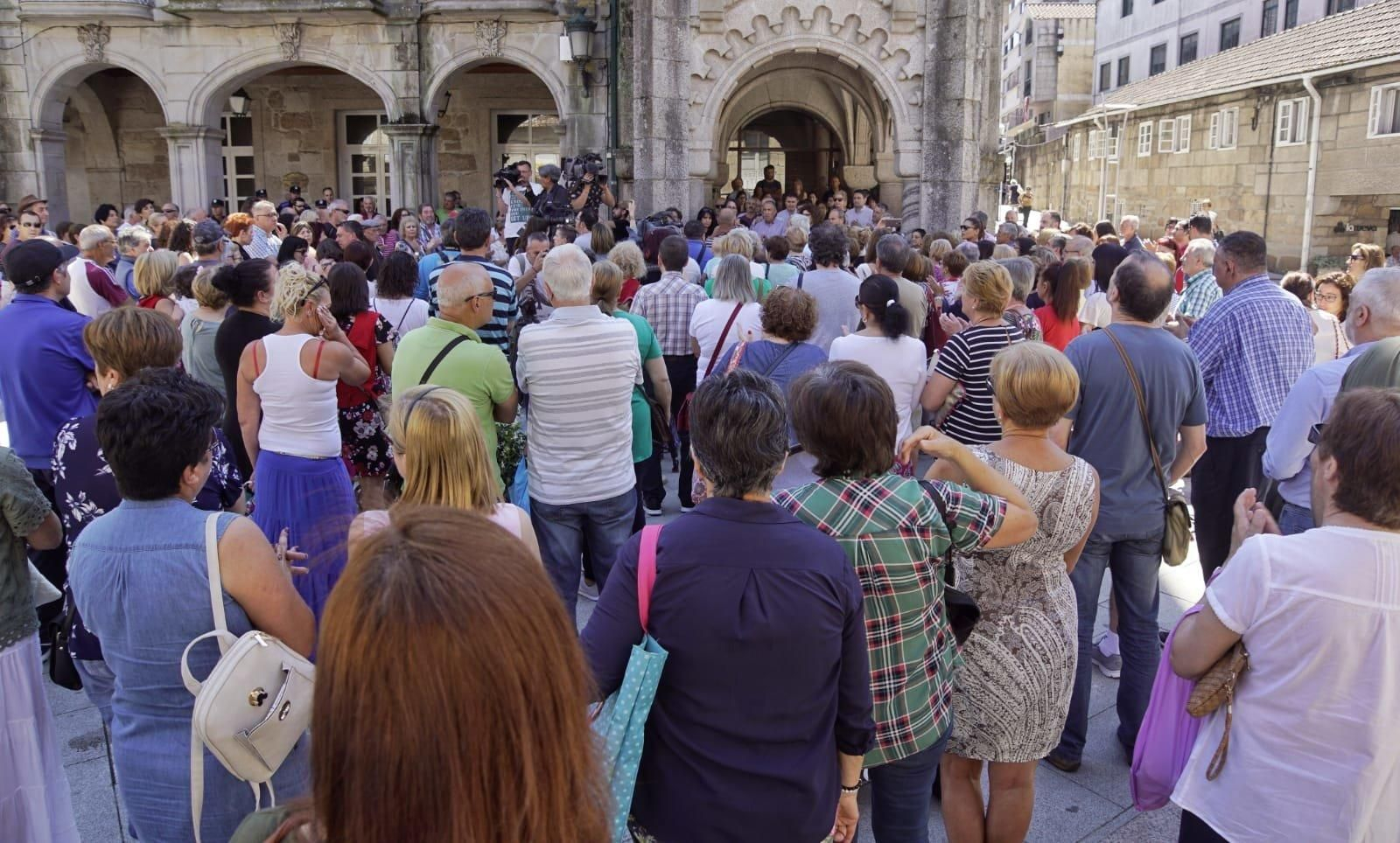 Una concentración ante el concello de O Porriño muestra su repulsa al crimen machista // Vicente Alonso