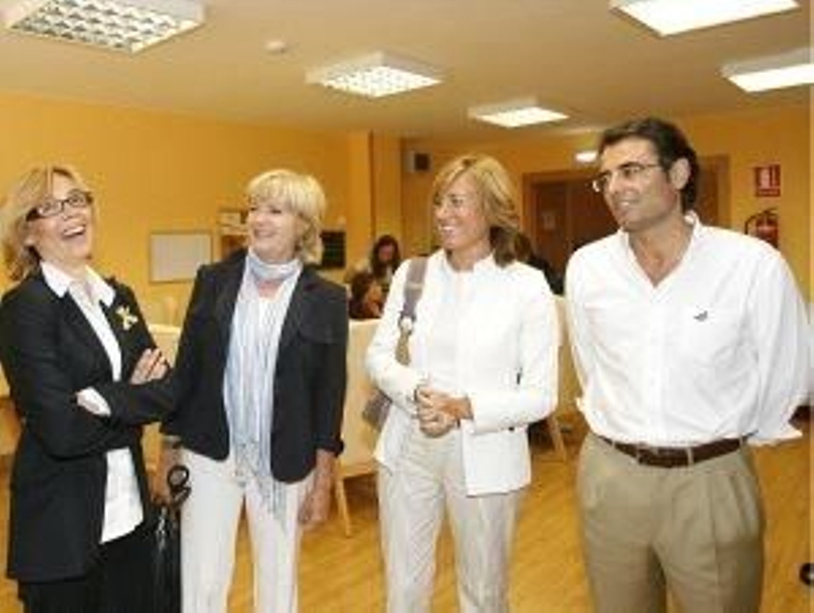 Elma Alonso, segunda por la derecha, durante un acto político.