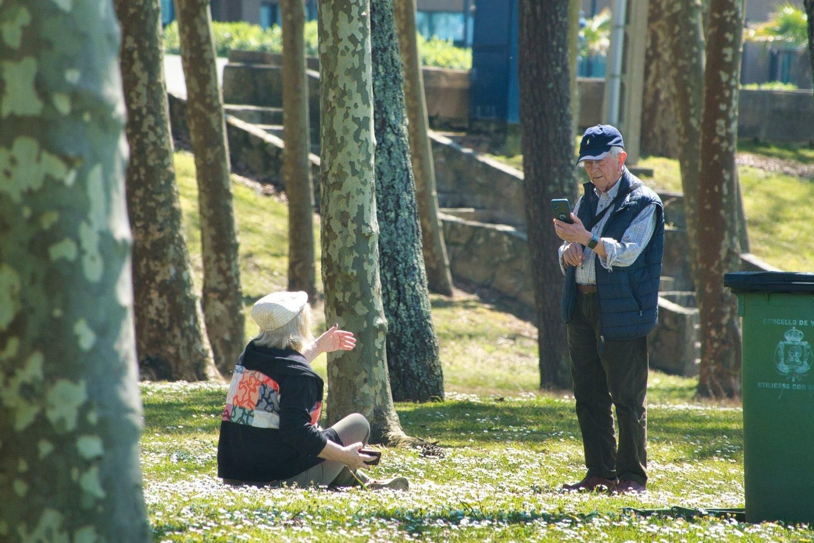 Un hombre le toma una foto a una mujer en Samil.