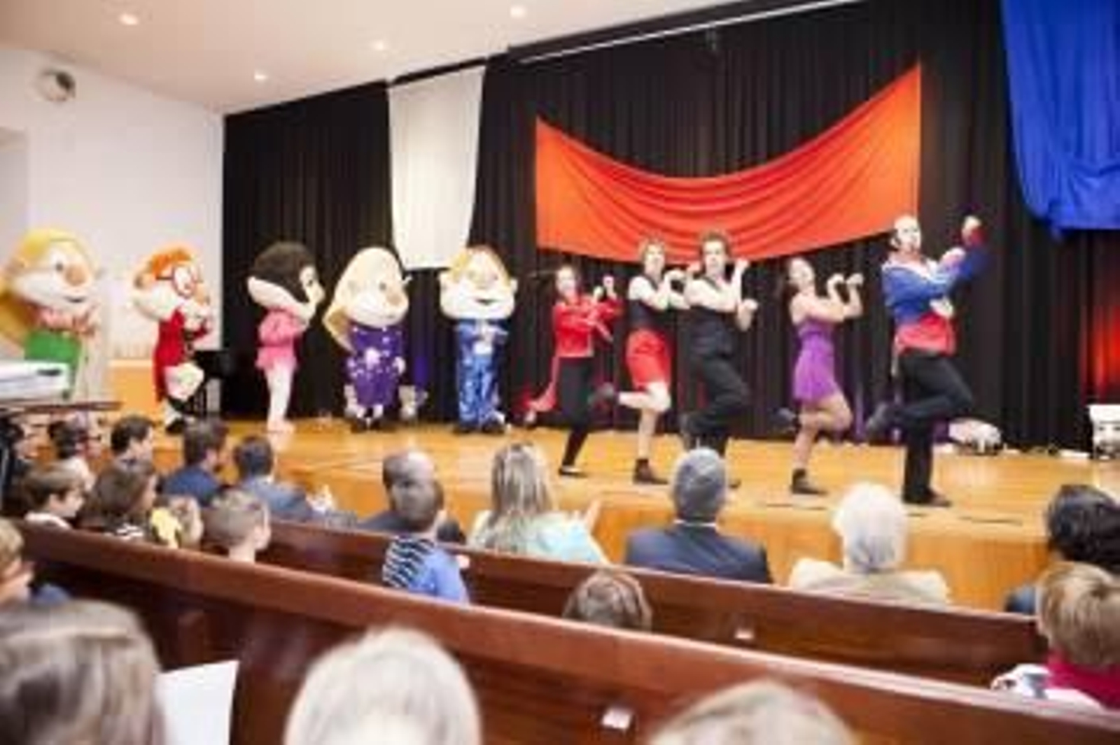 Actuación dun grupo de bailaríns durante a presentación dos Bolechas en Santiago.