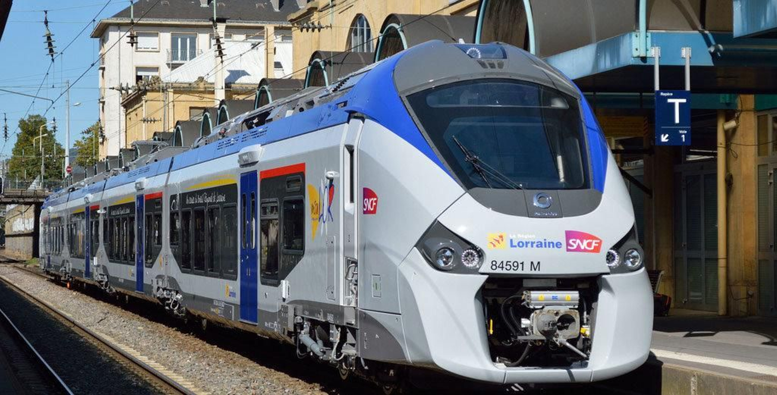 Un tren de la compañía SNCF hace una parada en una estación.