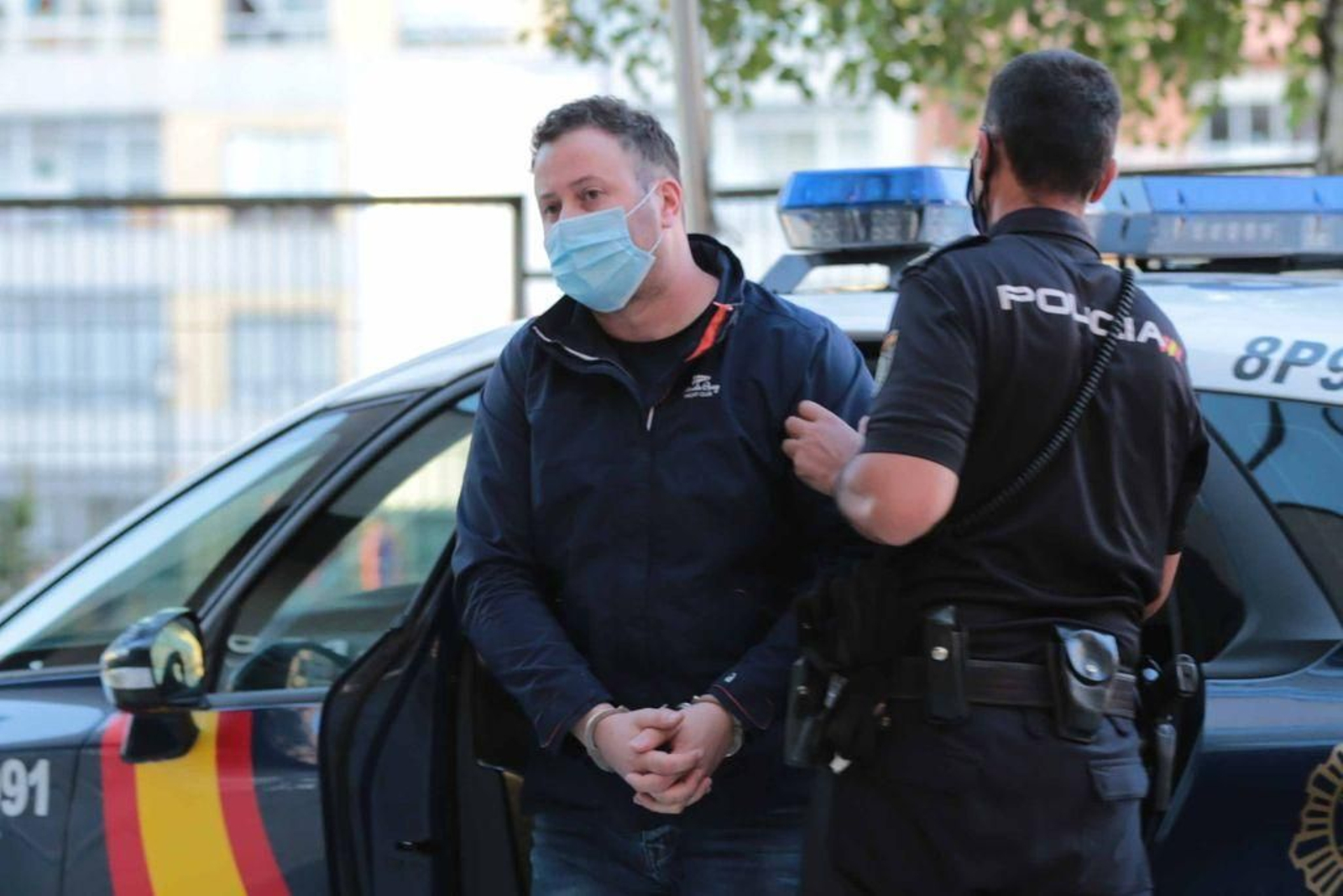 Santórum, ayer, esposado, a su llegada a los juzgados de Vigo.