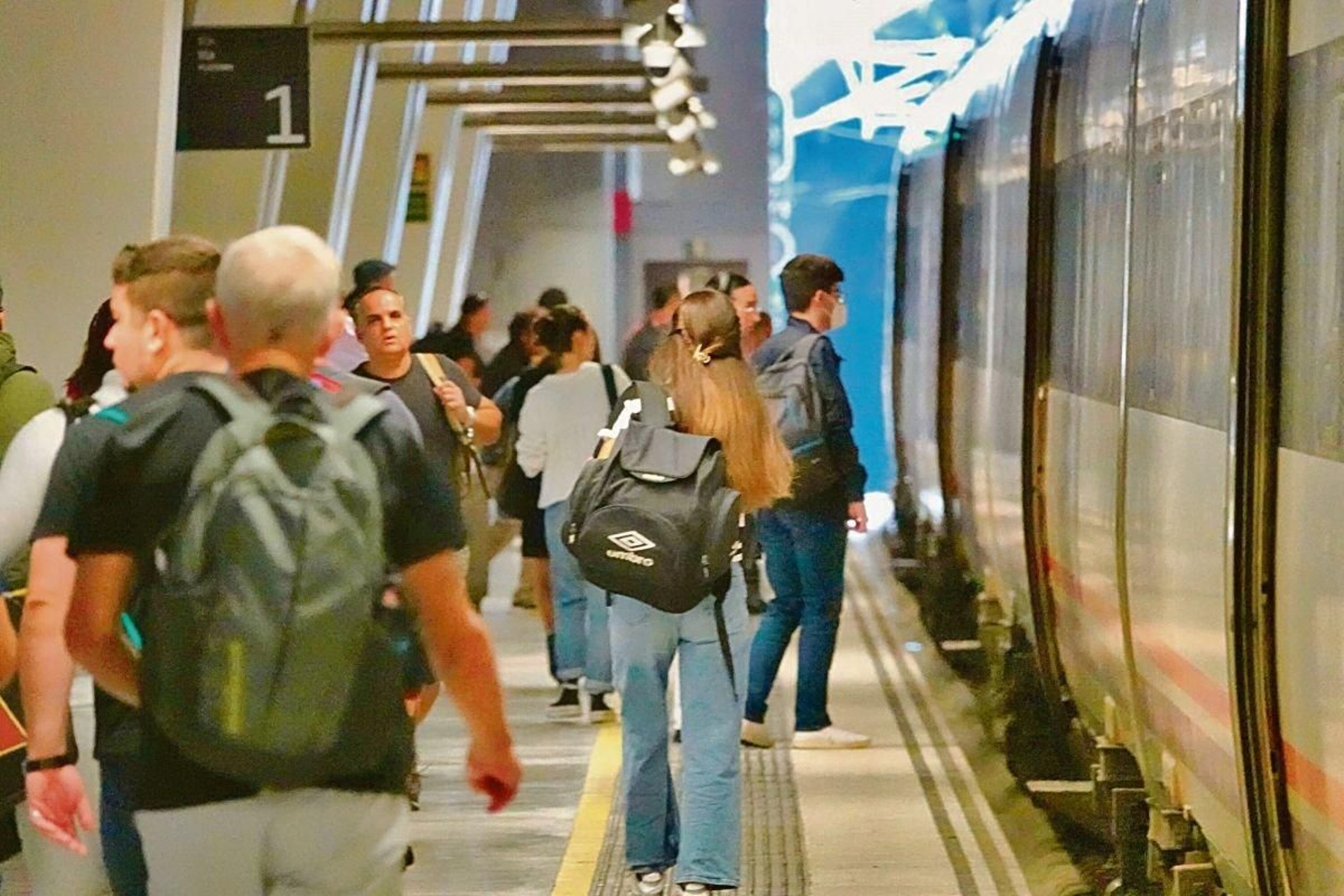 Usuarios se disponen a subir al tren en Vigo.