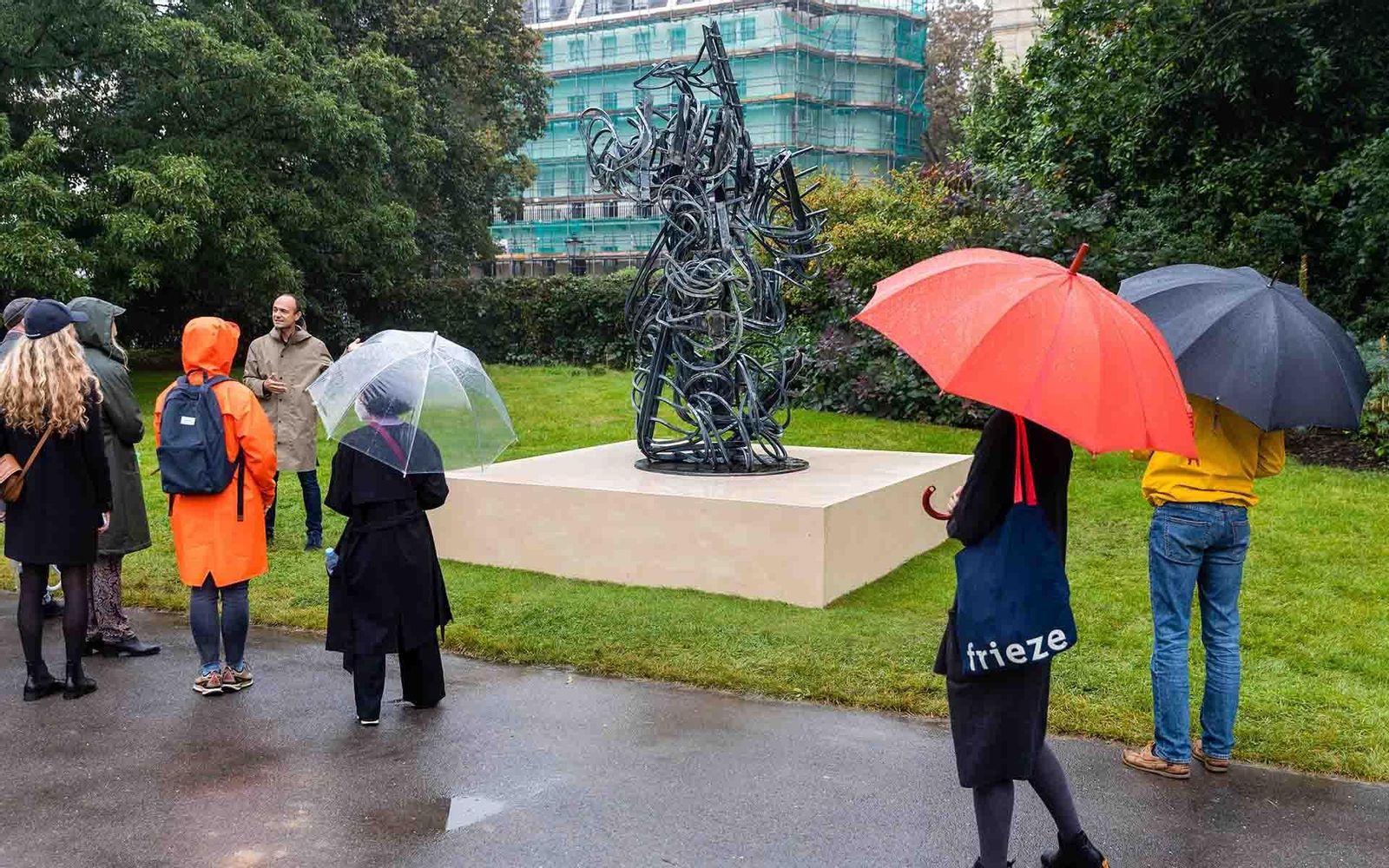 Jorge Otero-Pailos hablando con personas que visitan sus esculturas. EFE/EPA/VICKIE FLORES