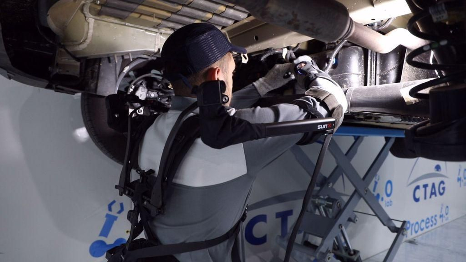 Un trabajador de CTAG con un exoesqueleto.