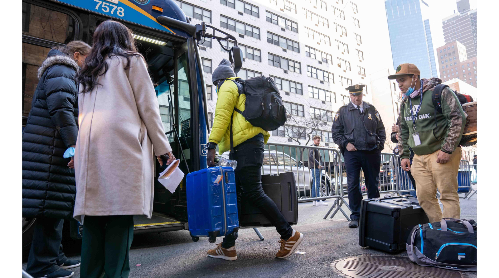 Inmigrantes venezolanos desalojados del hotel Watson suben a un autobús, en Nueva York. EFE/Ángel Colmenares