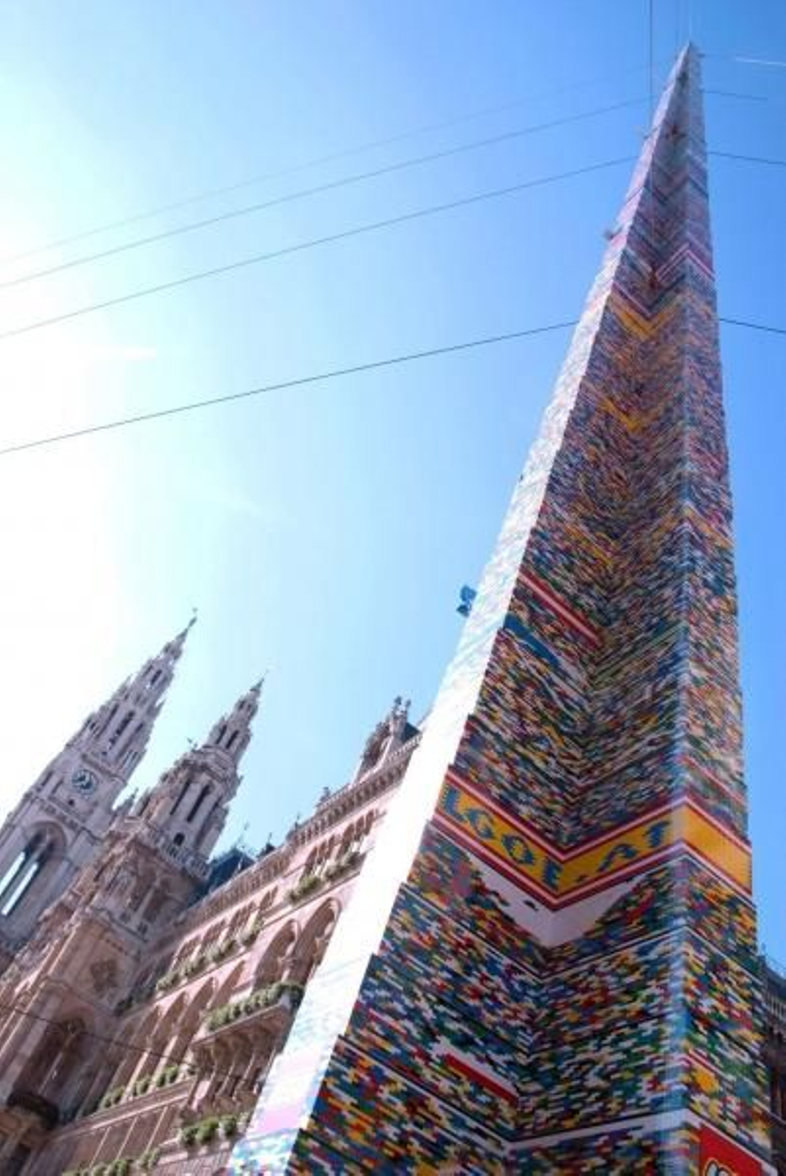Vista de la torre de Lego gigante. (Foto: Lisbeth Kovacic)