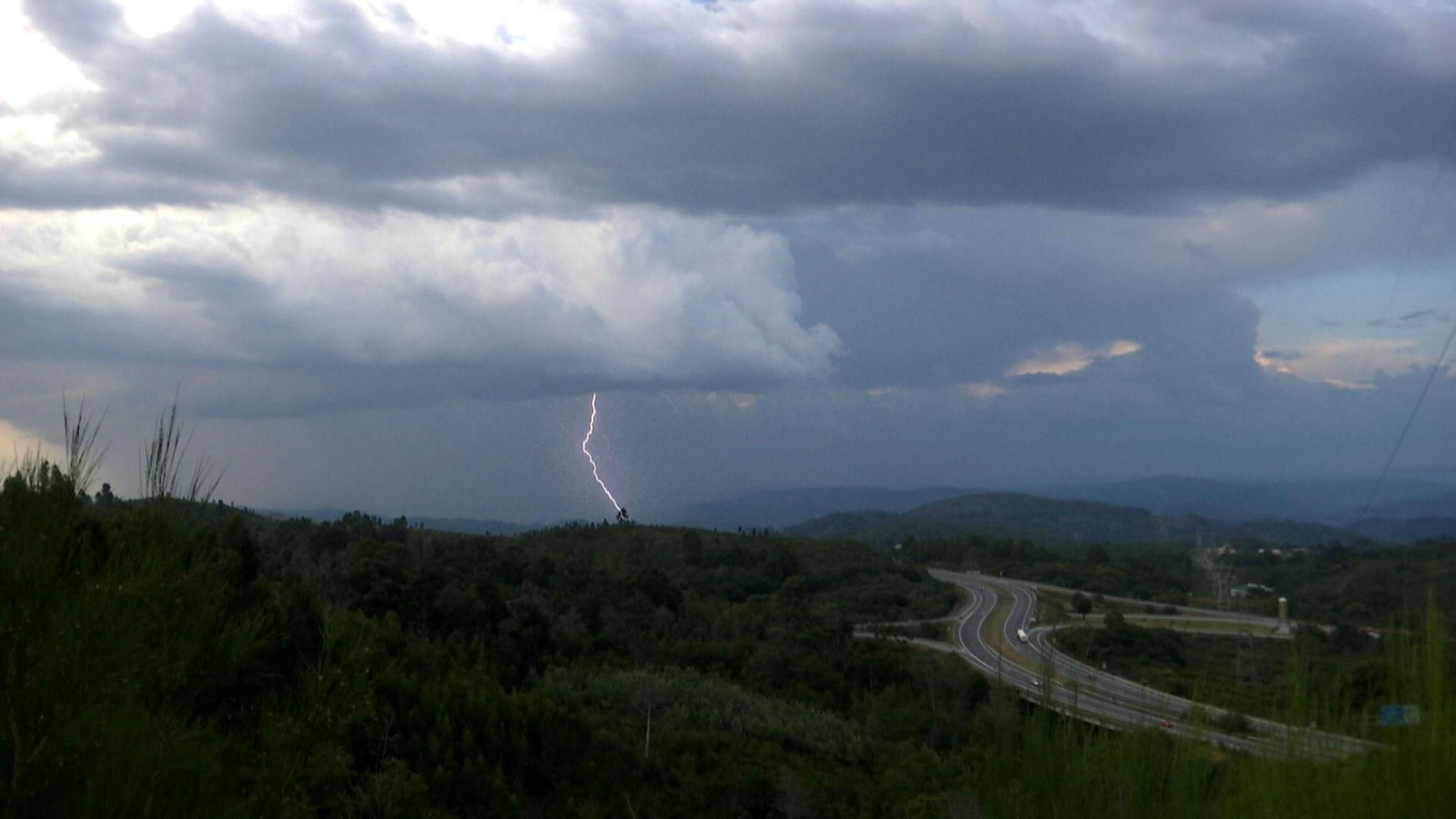 Rayos sobre la Ría de Vigo. // Alberte