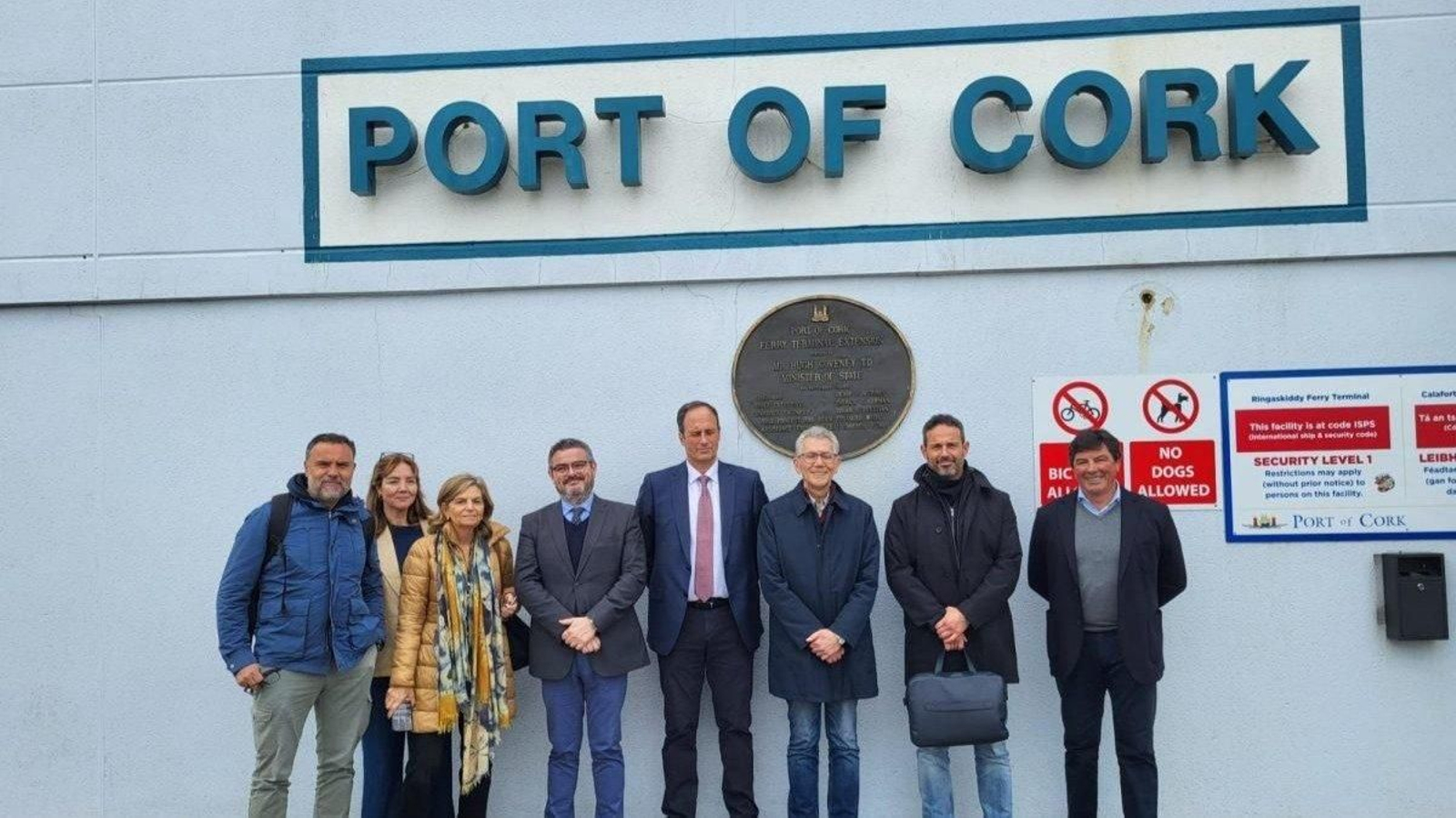 La delegación viguesa, con Carlos Botana (Puerto) y Touza (armadores), ayer en Irlanda.