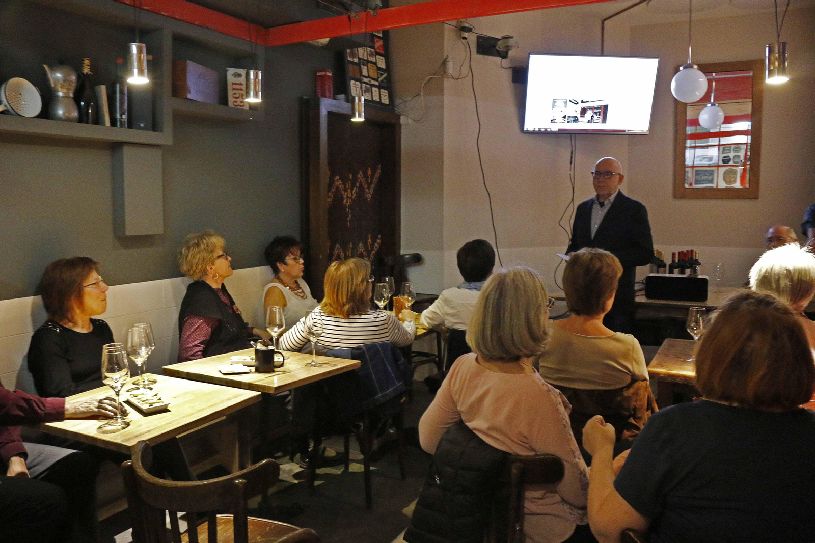 Xavier Castro, durante la velada de ayer en la bodega urbana Pepe Mantequilla.