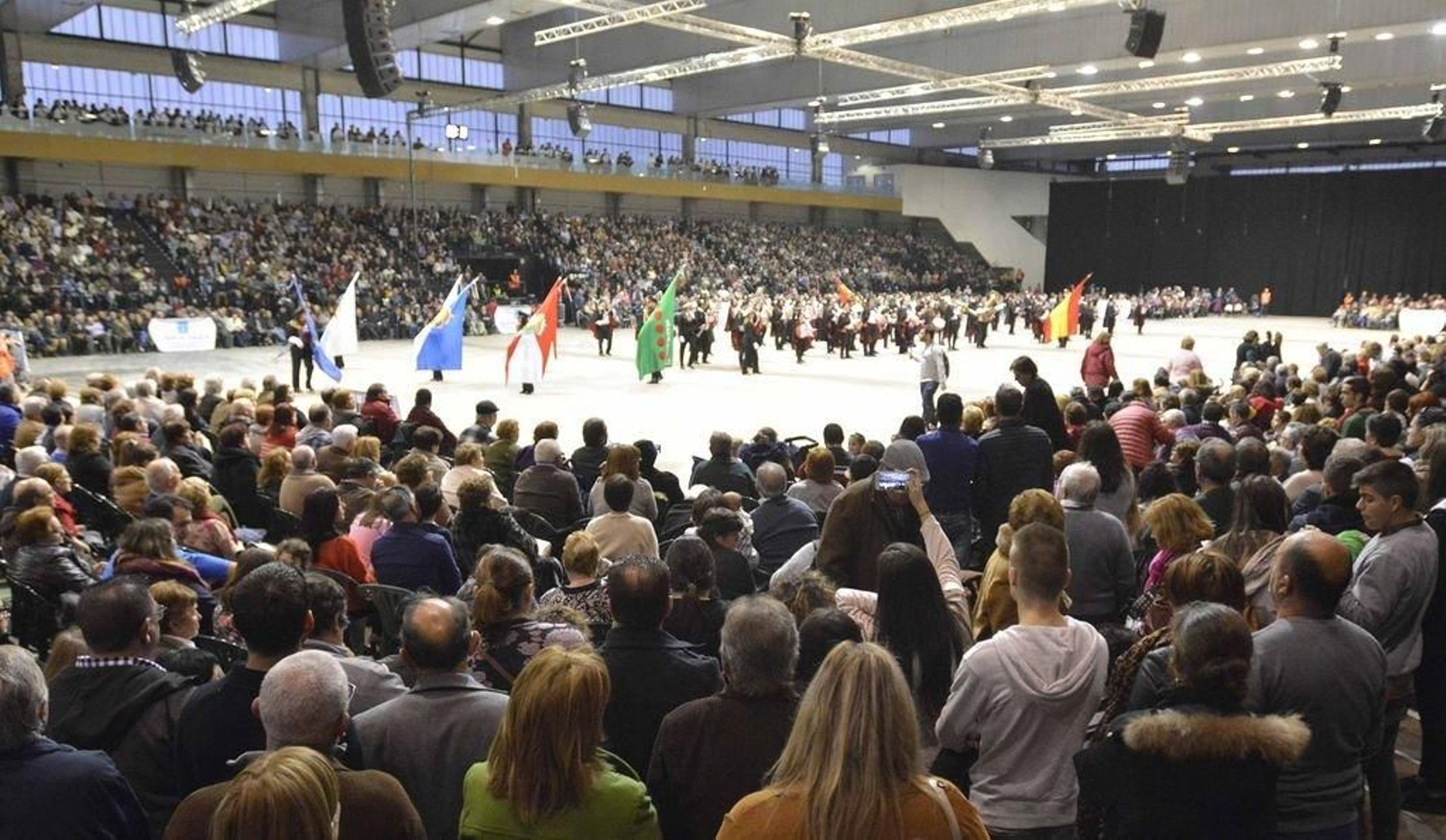 Lleno hasta la bandera en el Instituto Ferial Vigués, con la participación de diez rondallas del área de Vigo y 7.500 personas.