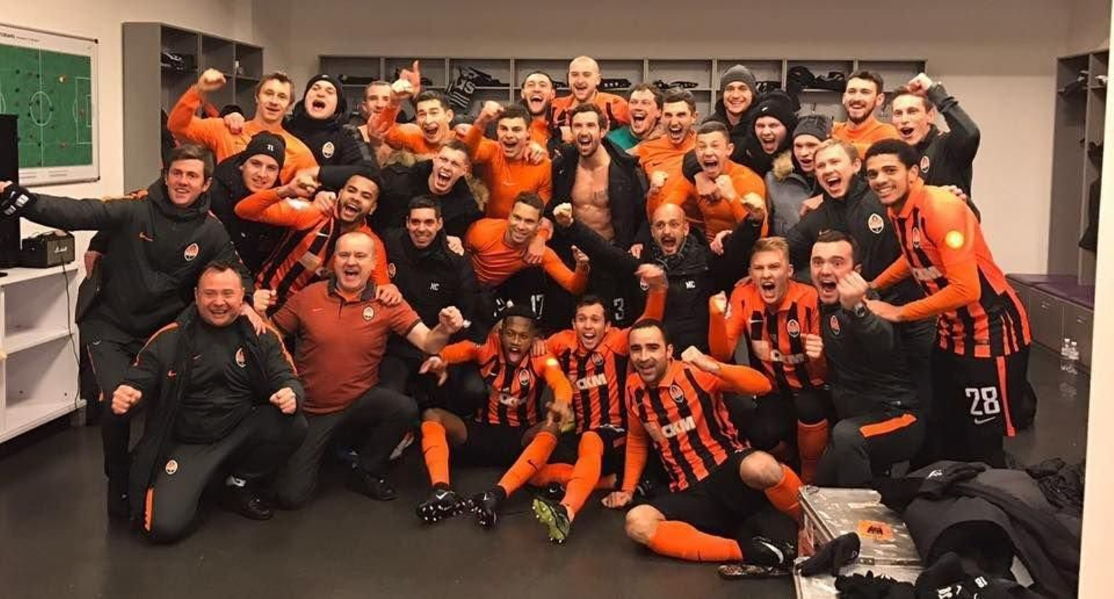 La plantilla del Shakhtar Donetsk celebra la victoria de ayer ante el Dinamo de Kiev.