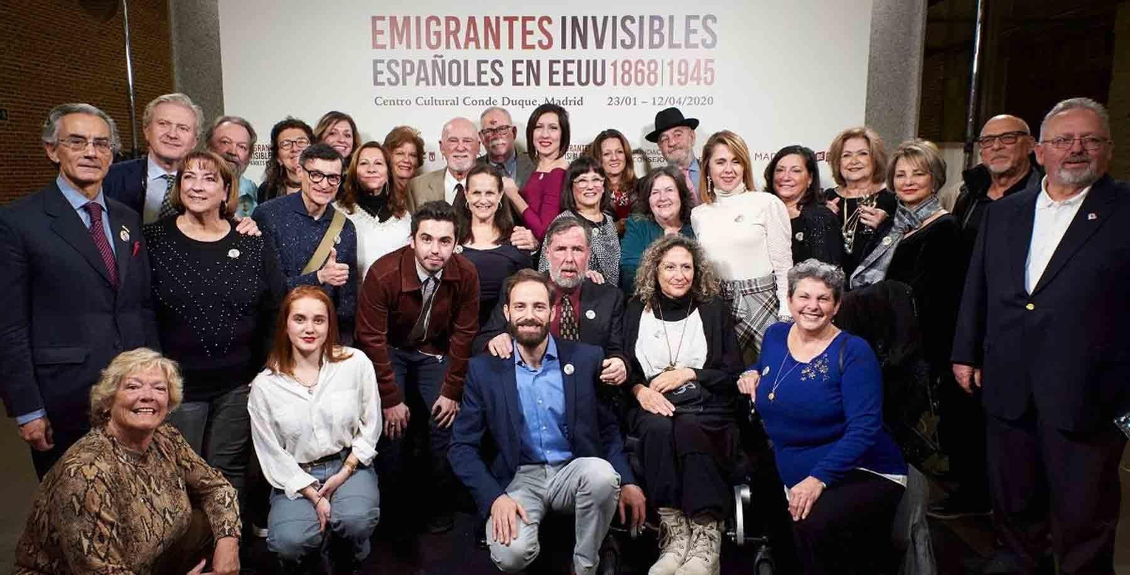 Un grupo de descendientes de emigrantes españoles a EE.UU. en el acto de inauguración de la exposición junto a los comisarios James D. Fernández  y Luis Argeo; Emilio del Río, Director General de Bibliotecas, Archivos y Museos del Ayuntamiento de Madrid; y Manuel Mª Lejarreta, Secretario General de la Fundación Consejo España - EE.UU.