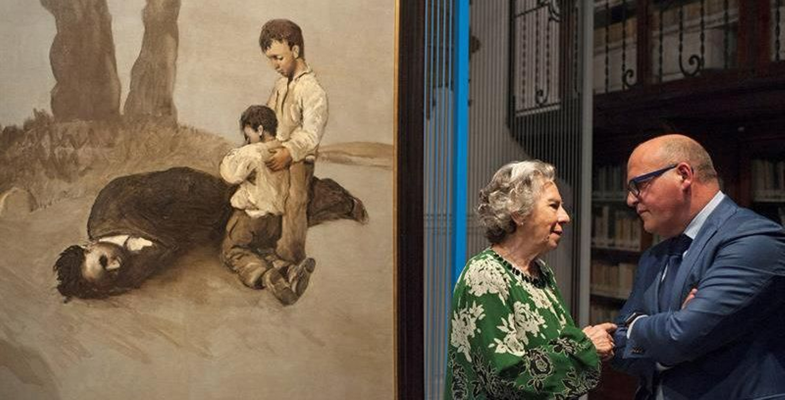 El presidente de la Diputación de Ourense, Manuel Baltar, y la hija de Alexandre Bóveda, Amalia Bóveda, durante la inauguración la exposición "Castelao e Prada: Irmaus!", muestra que cuenta con la obra icónica de Castelao, el cuadro "A derradeira leición do mestre". EFE/ Brais Lorenzo