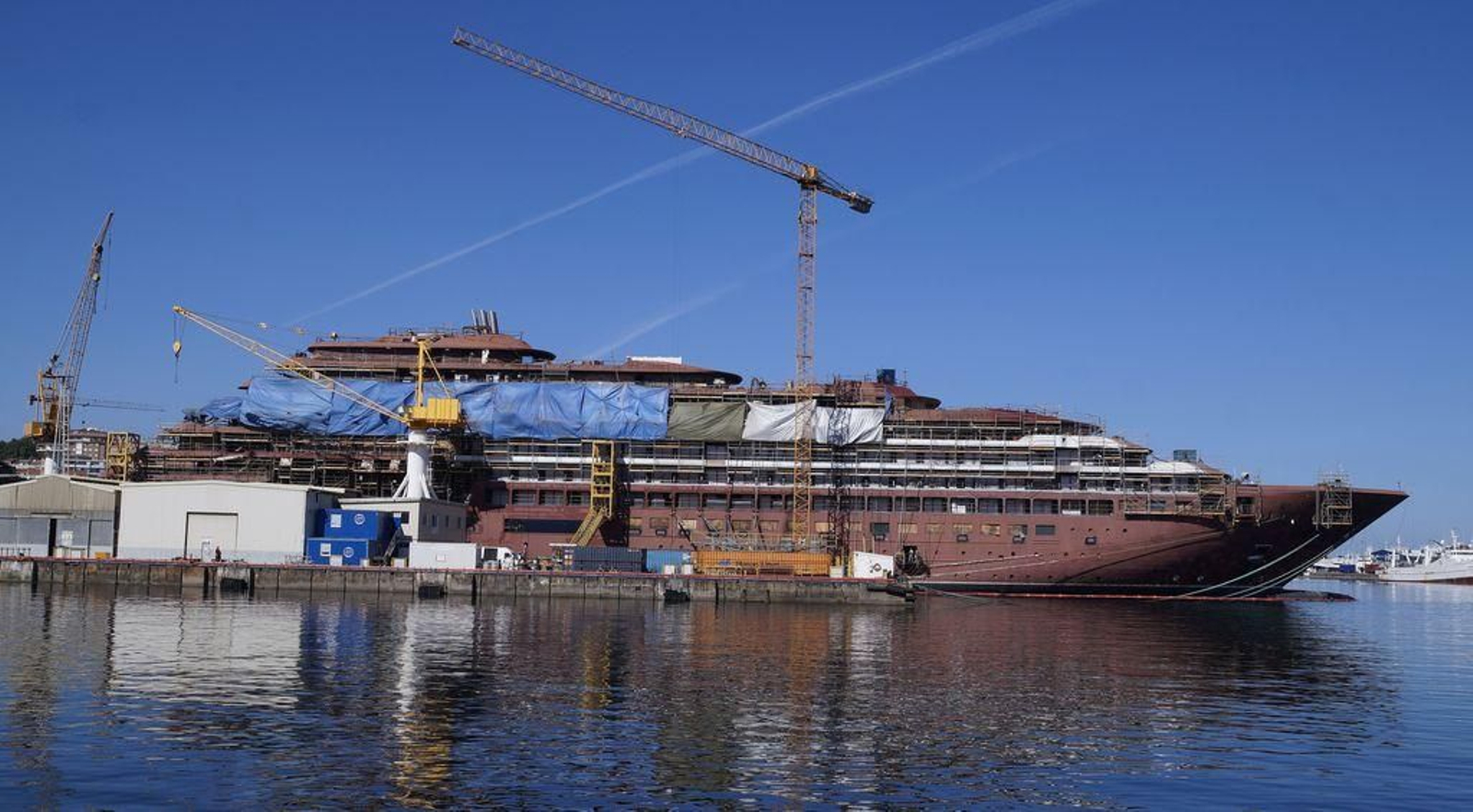 Construcción del superyate de lujo “Evrima” de Ritz Carlton en las gradas de Barreras.