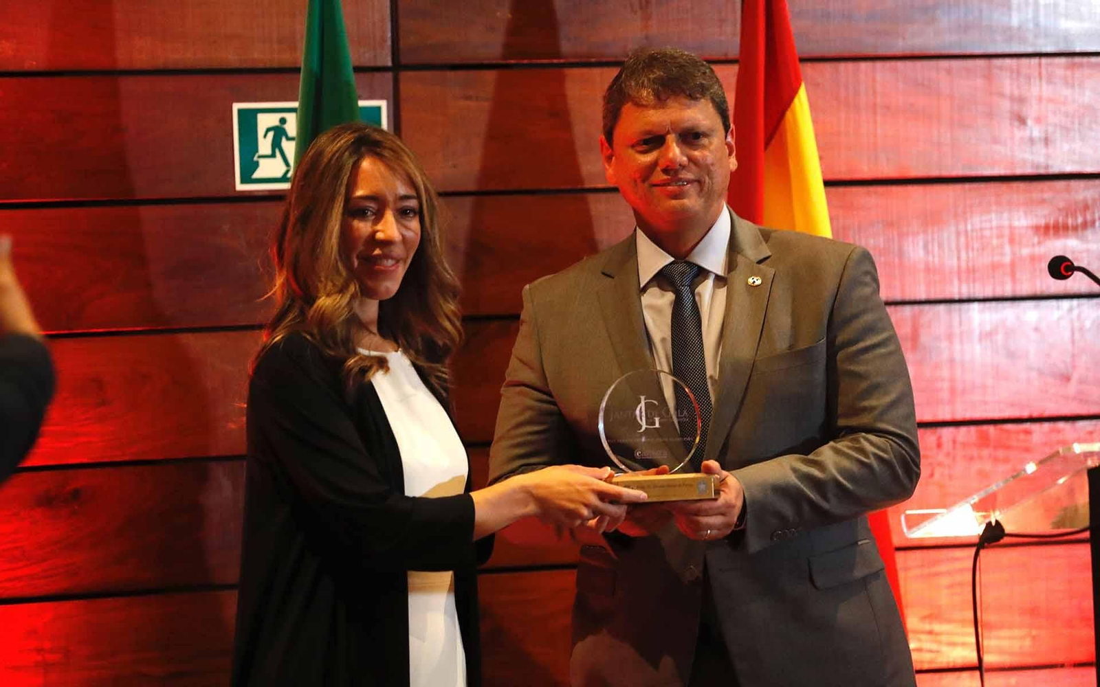 La secretaria de Estado de Comercio de España, Xiana Méndez (i), entrega al ministro de Infraestructuras de Brasil, Tarsicio Freitas, el Premio de la Cámara Oficial Española de Comercio a la Personalidad Brasileña de 2020, en Sao Paulo (Brasil). EFE/Fernando Bizerra