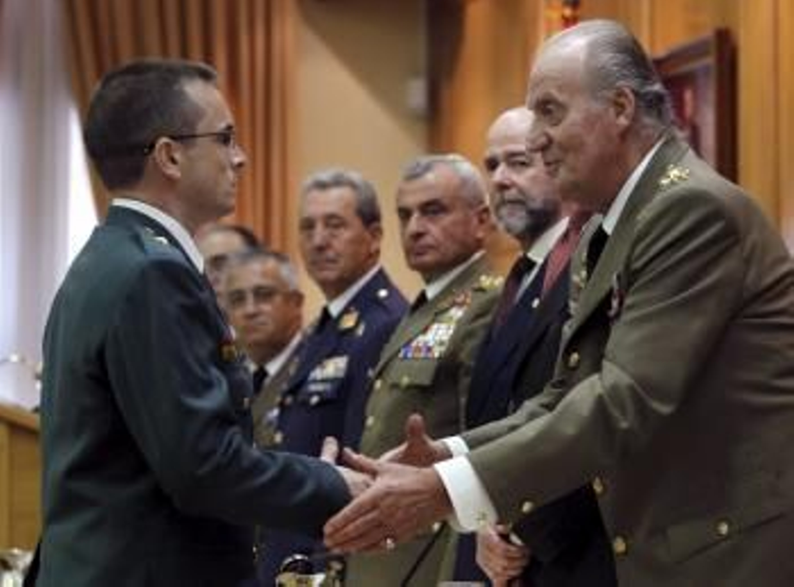 El rey Juan Carlos, que presidió hoy en Madrid la clausura del XIII Curso de Estado Mayor de las Fuerzas Armadas.