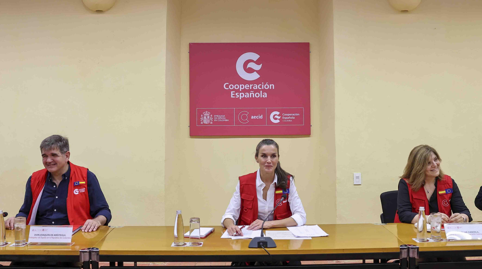 La reina Letizia (c), junto al embajador de España en Colombia, Joaquín de Aristegui, y la secretaría de Estado en Cooperación Internacional, Pilar Cancela (d). EFE/ Villar López