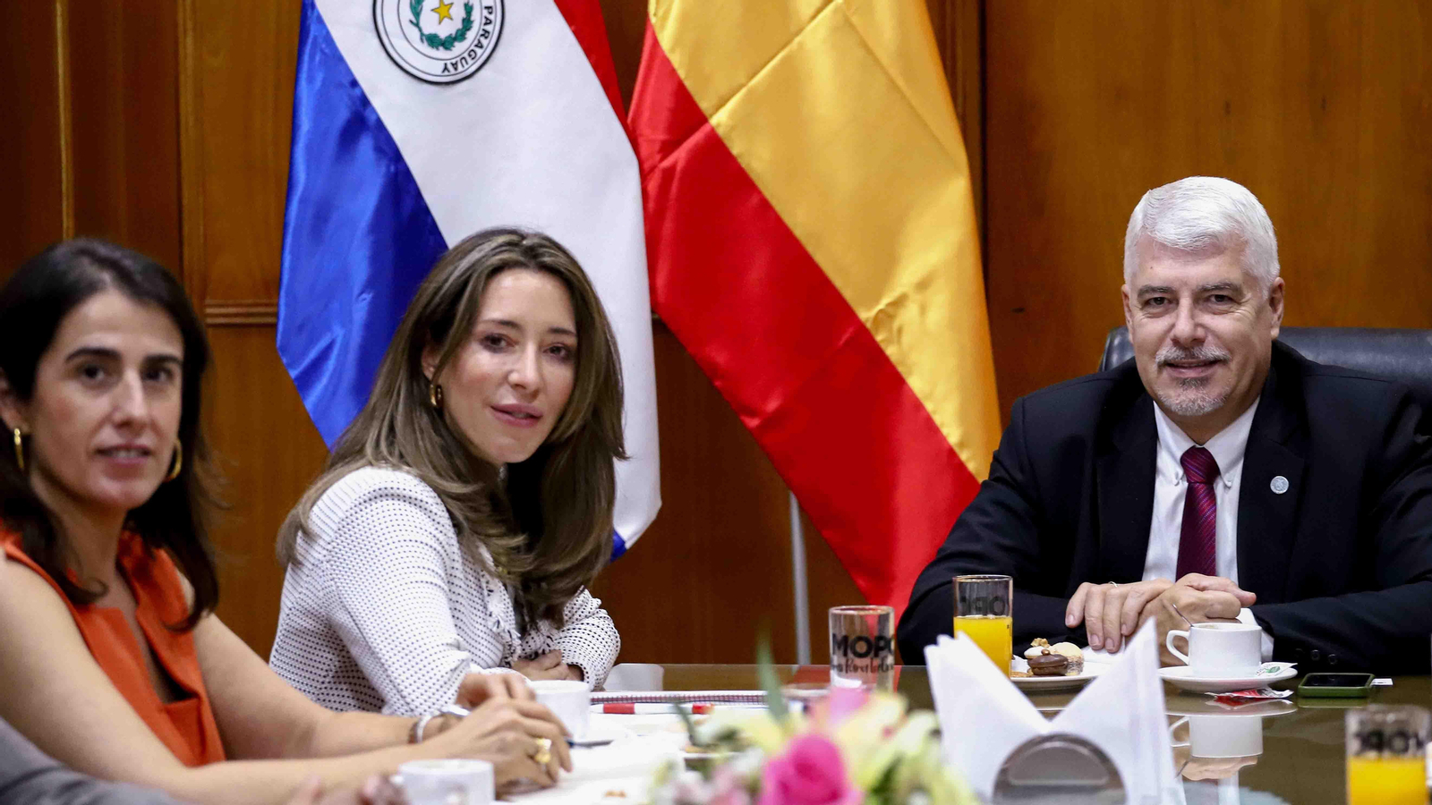 La secretaria de Estado de Comercio de España, Xiana Méndez (c); el ministro de Obras Públicas y Comunicaciones, Arnoldo Wiens, y la embajadora de España en Paraguay, Carmen Castiella Ruiz de Velasco. EFE/ Nathalia Aguilar